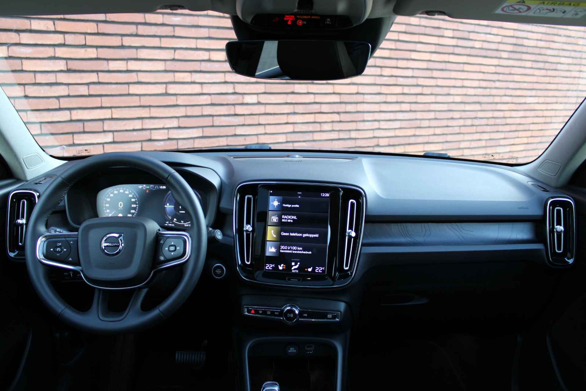 Volvo XC40 T5 AUT7 262PK Ultimate Bright, All-Season Banden, Standkachel, Panoramadak, Parkeercamera, Lederen Bekleding, Elektrisch Verstelbare Voorstoelen, Harman Kardon Audiosysteem, Navigatie, Elektrisch Verwarmbare Voorstoelen - 4/18