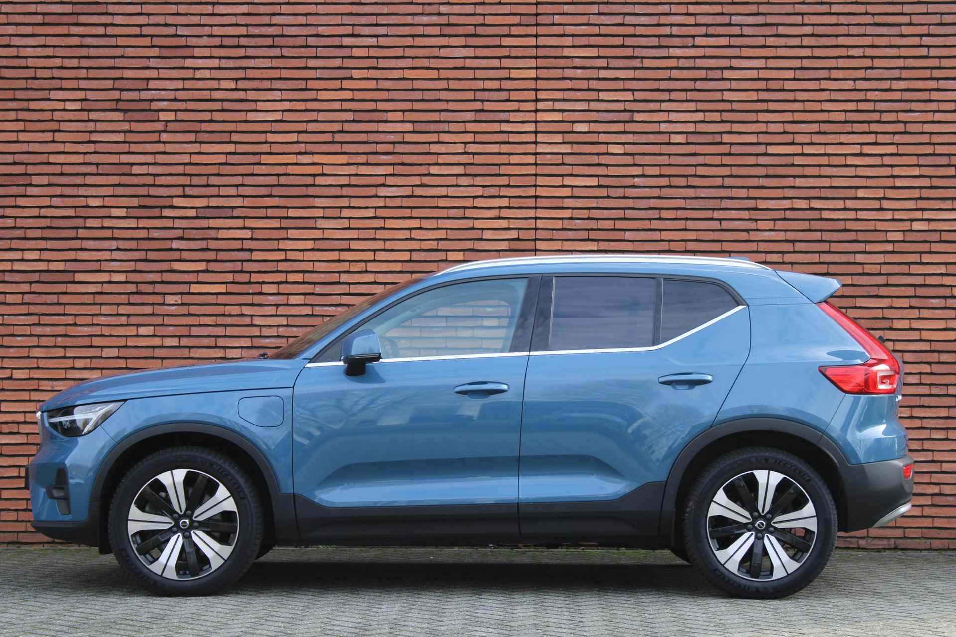 Volvo XC40 T5 AUT7 262PK Ultimate Bright, All-Season Banden, Standkachel, Panoramadak, Parkeercamera, Lederen Bekleding, Elektrisch Verstelbare Voorstoelen, Harman Kardon Audiosysteem, Navigatie, Elektrisch Verwarmbare Voorstoelen - 9/18