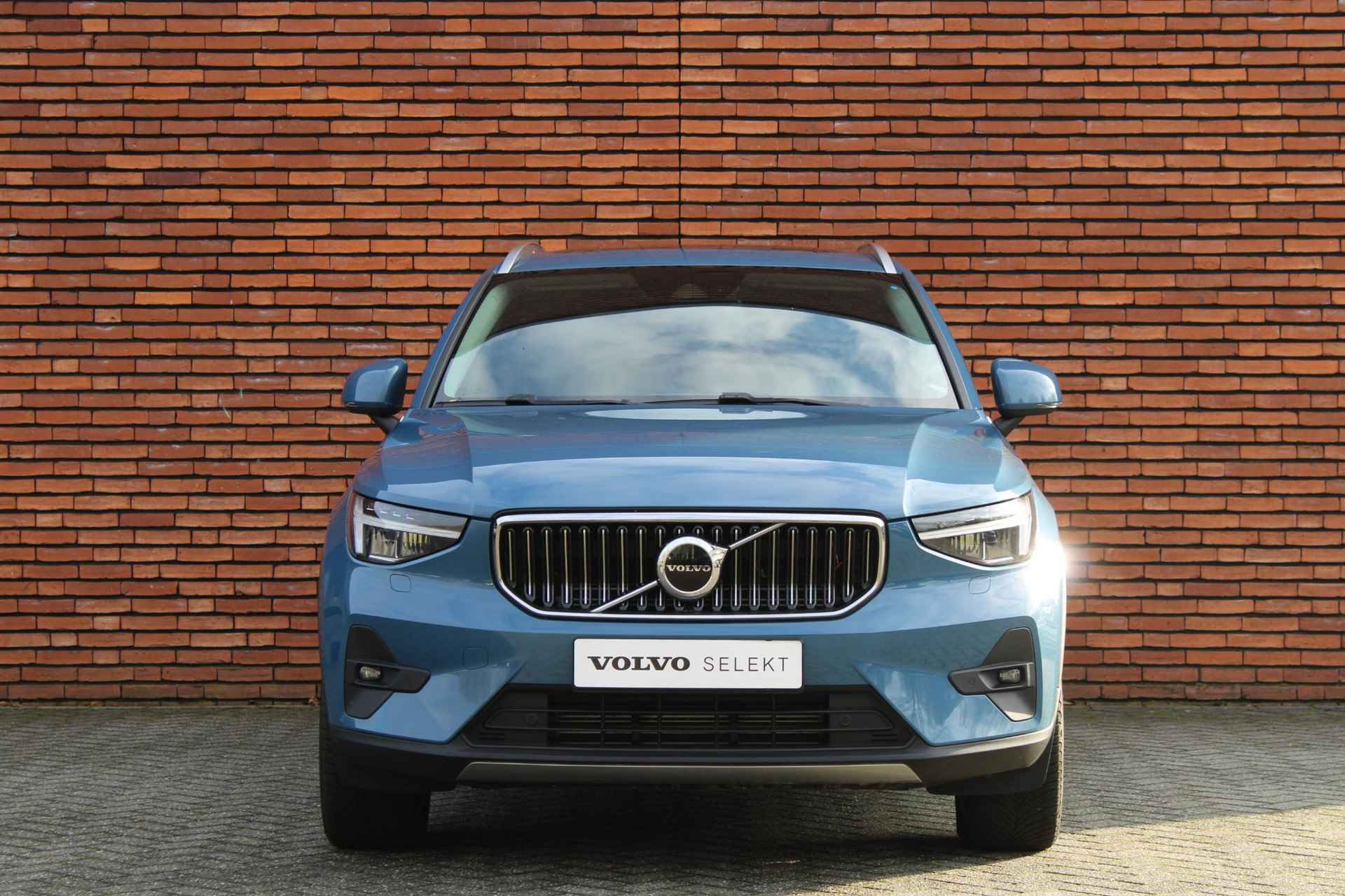 Volvo XC40 T5 AUT7 262PK Ultimate Bright, All-Season Banden, Standkachel, Panoramadak, Parkeercamera, Lederen Bekleding, Elektrisch Verstelbare Voorstoelen, Harman Kardon Audiosysteem, Navigatie, Elektrisch Verwarmbare Voorstoelen - 16/18