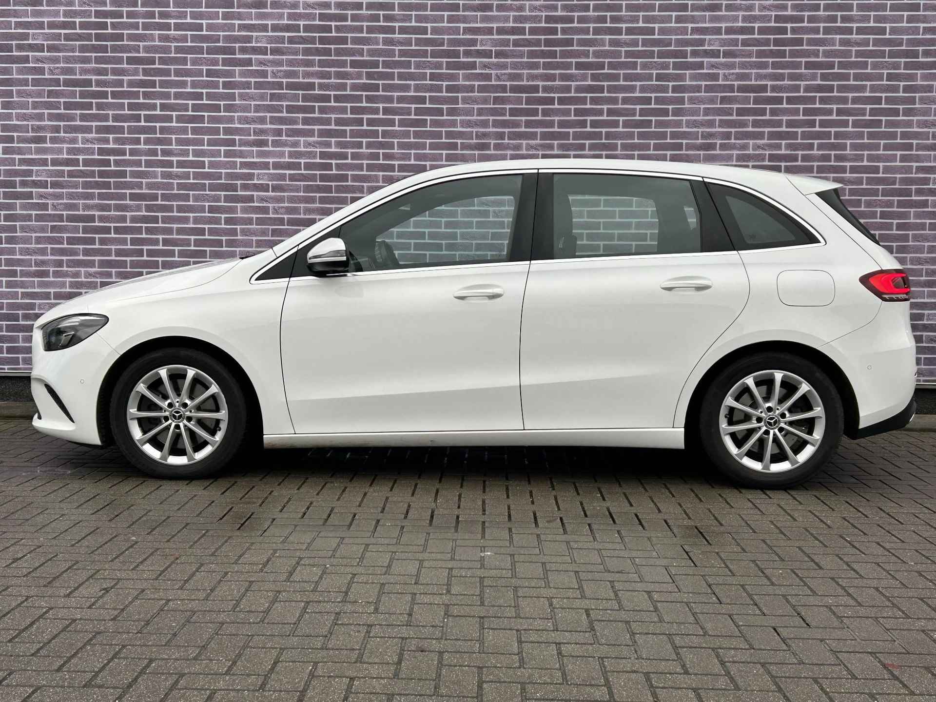 Mercedes-Benz B-klasse 250 Premium | Pano | Leder | Navi | Parkeersensoren | Stoelverwarming | Camera | Cruise Control | Climate Control - 4/44