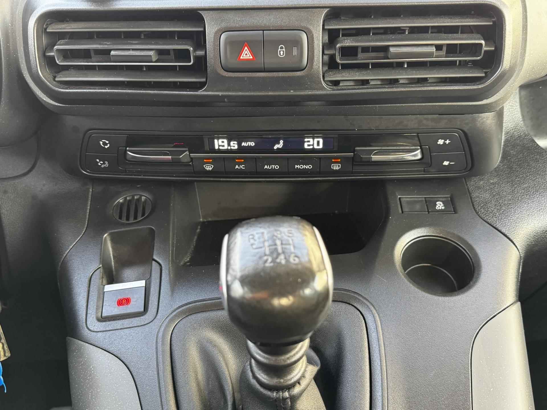 Citroen BERLINGO 1.2 PureTech Feel Climate control DAB Radio Cruise Control Carplay Trekhaak - 43/60