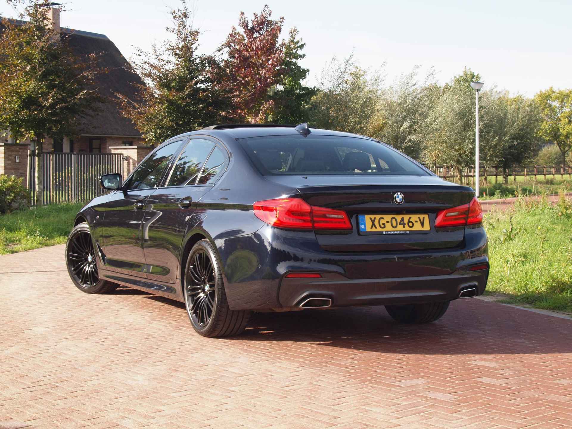 BMW 5-serie 520i High Executive | M-Pakket | Schuifdak | Camera | Dealer Onderhouden | - 2/38