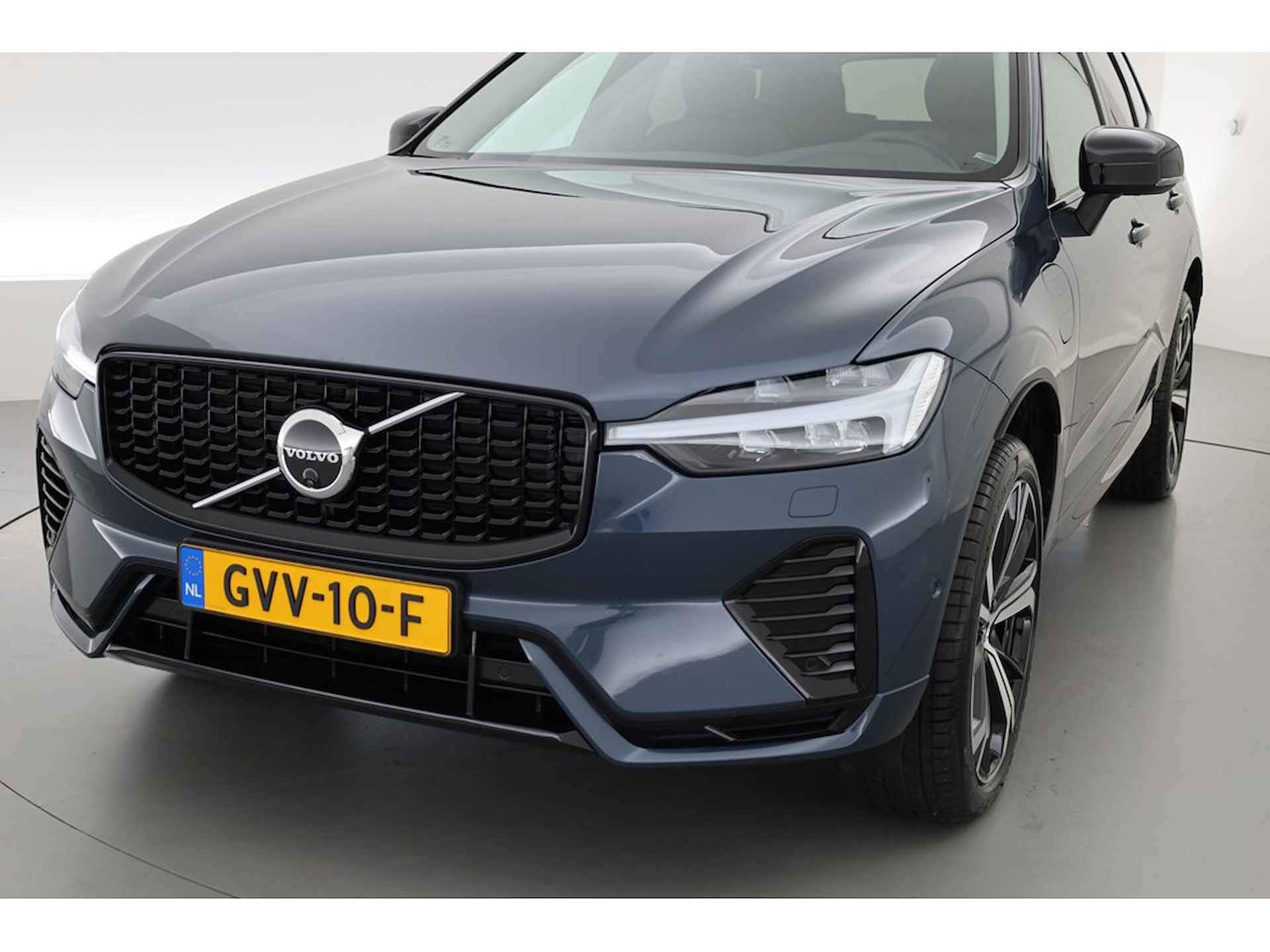 Volvo XC60 2.0 360PK T6 Plug-in hybrid AWD Plus Dark, Luchtvering, Trekhaak, Pano-dak H&K audio, 360 camera - 2/36