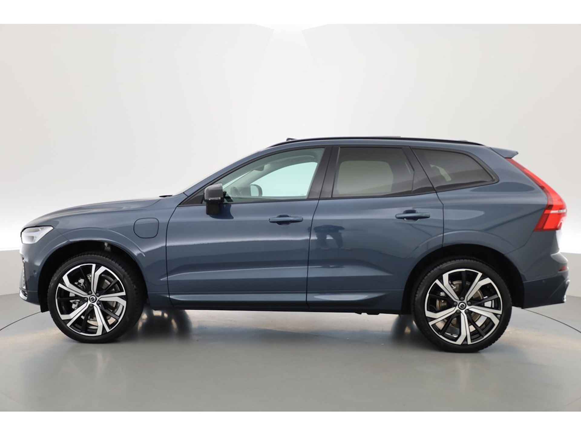 Volvo XC60 2.0 360PK T6 Plug-in hybrid AWD Plus Dark, Luchtvering, Trekhaak, Pano-dak H&K audio, 360 camera - 3/36