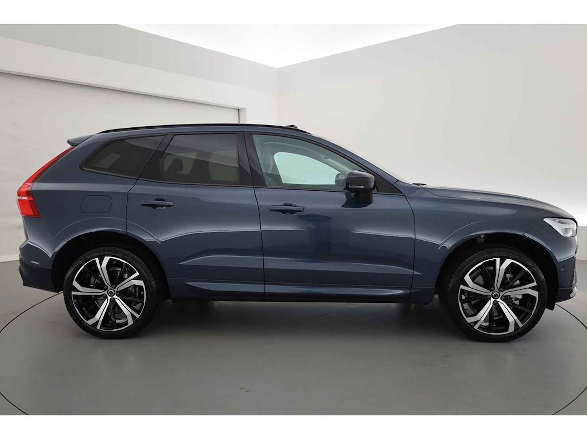 Volvo XC60 2.0 360PK T6 Plug-in hybrid AWD Plus Dark, Luchtvering, Trekhaak, Pano-dak H&K audio, 360 camera - 4/36