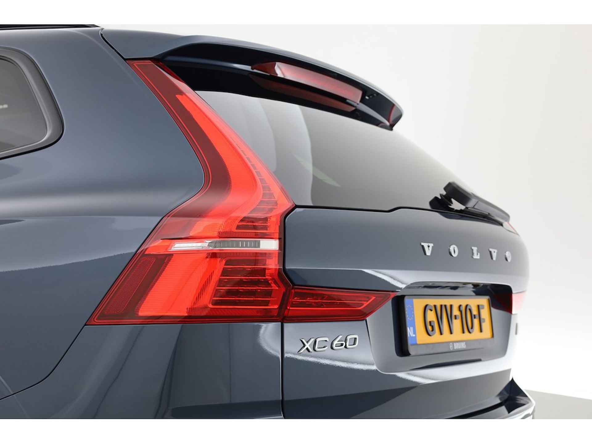 Volvo XC60 2.0 360PK T6 Plug-in hybrid AWD Plus Dark, Luchtvering, Trekhaak, Pano-dak H&K audio, 360 camera - 32/36