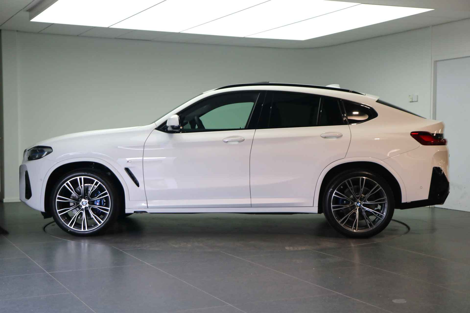 BMW X4 xDrive30i High Executive M Sport Automaat / Panoramadak / Laserlight / M Sportstoelen / Driving Assistant Professional / Head-Up / Harman Kardon / Parking Assistant - 3/24