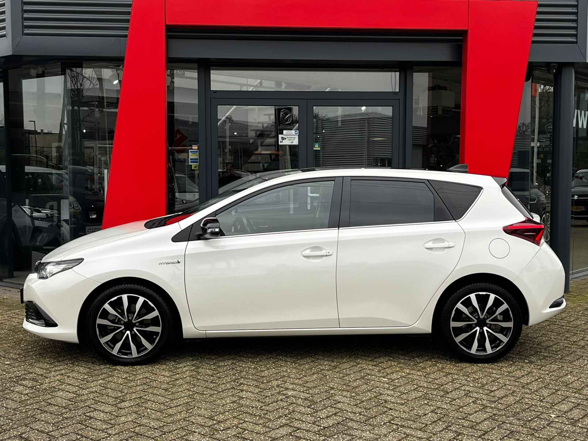 Toyota Auris 1.8 Hybrid Black Edition / CAMERA / NAVIGATIE / - 2/19