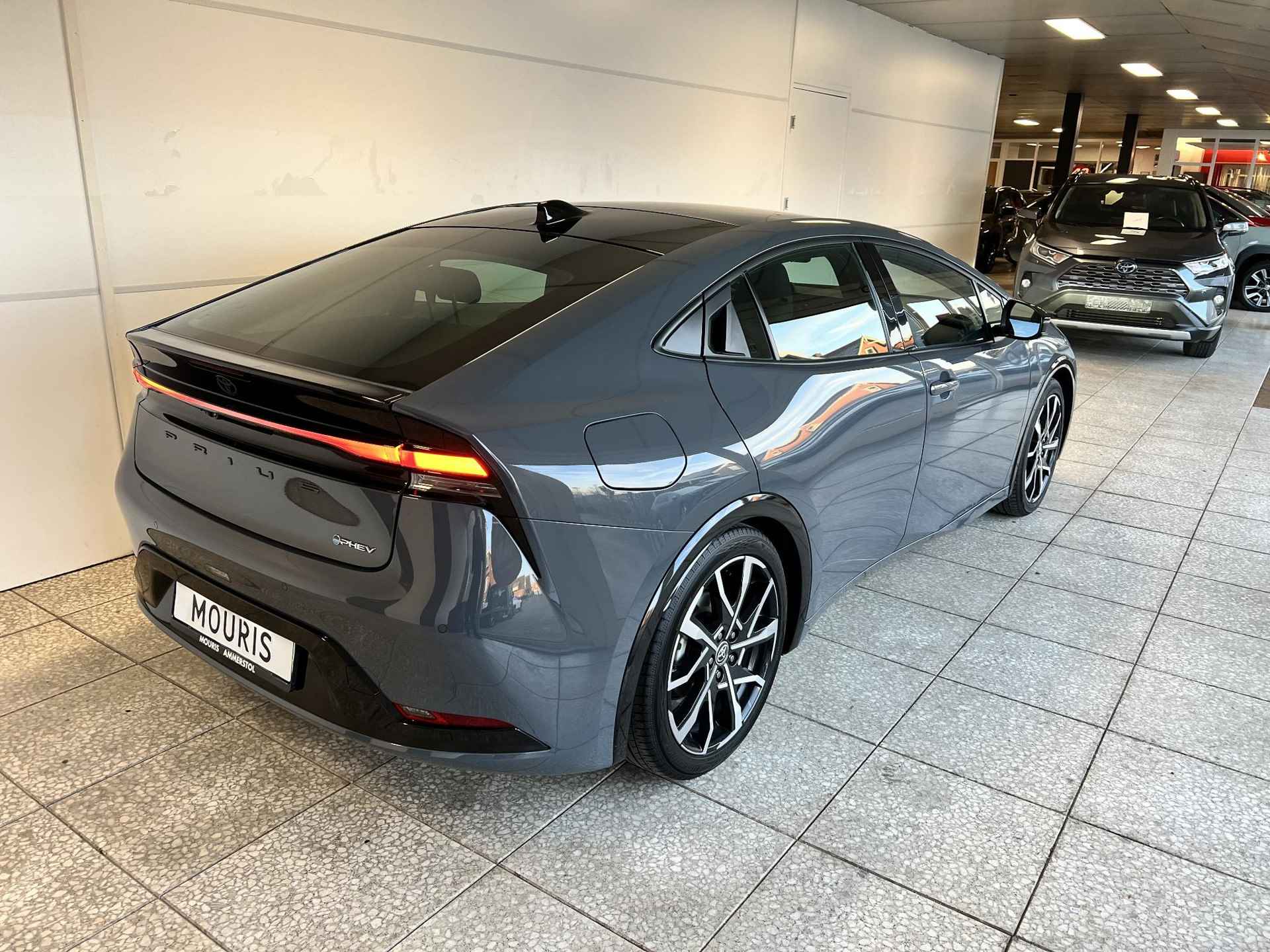 Toyota Prius 2.0 Plug-in Executive - 3/28