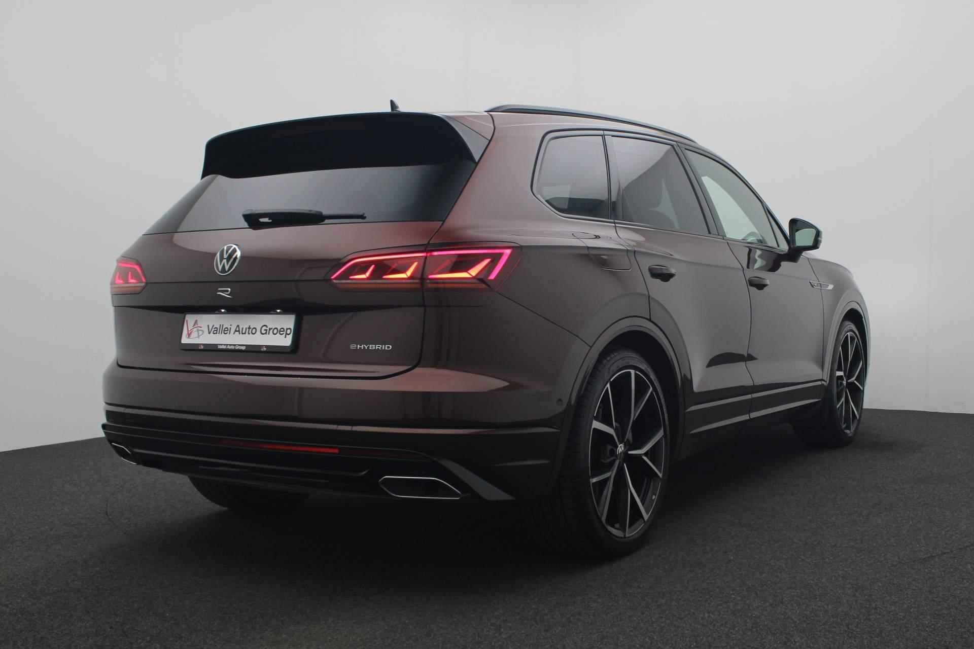 Volkswagen Touareg 3.0 TSi 462PK tiptronic eHybrid 4MOTION R | Pano | Trekhaak | Nachtzicht | Massage | Softclose | Leer | HUD | Dynaudio | 21 inch | Keyless | Camera - 6/57