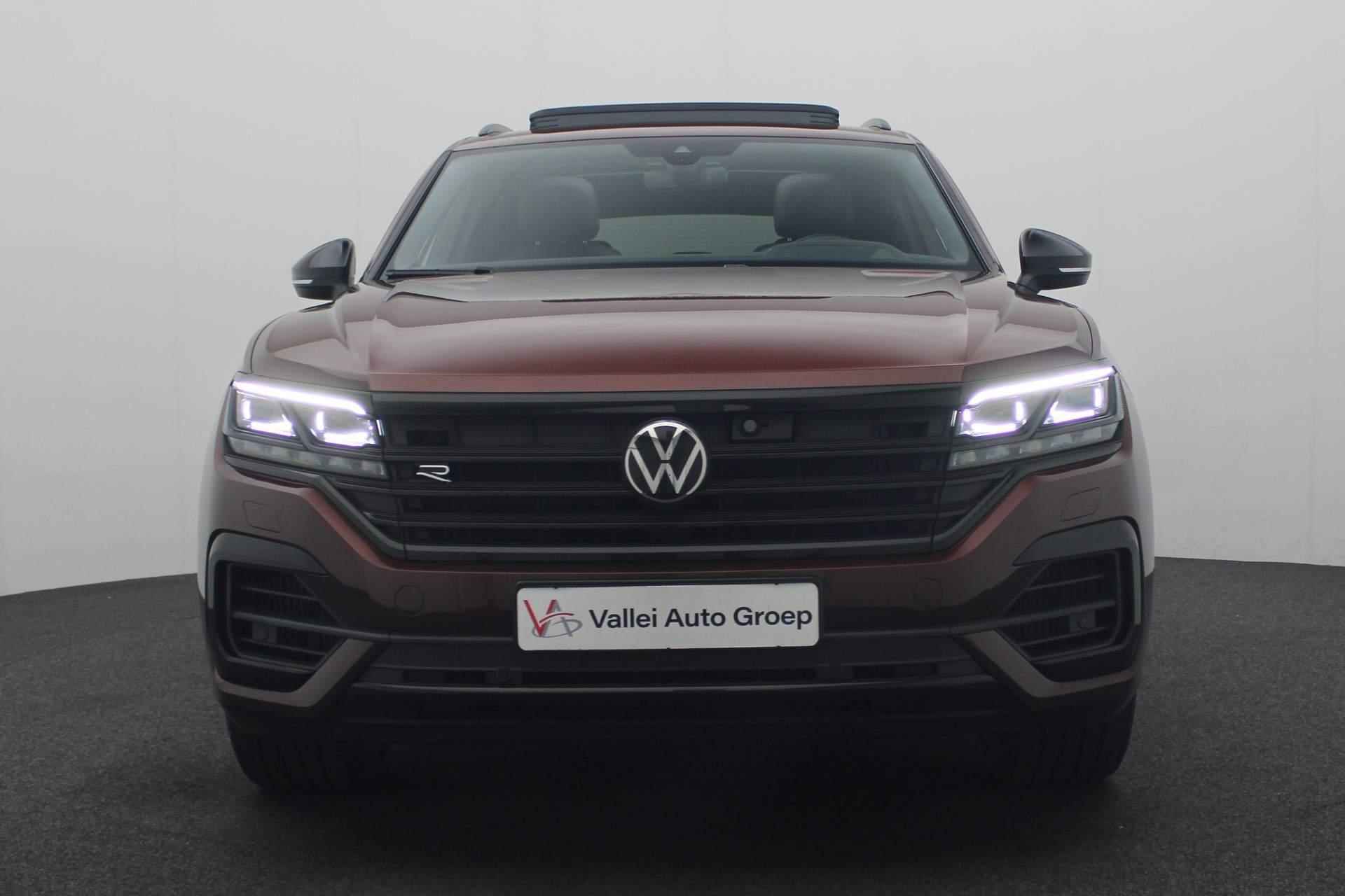 Volkswagen Touareg 3.0 TSi 462PK tiptronic eHybrid 4MOTION R | Pano | Trekhaak | Nachtzicht | Massage | Softclose | Leer | HUD | Dynaudio | 21 inch | Keyless | Camera - 25/57