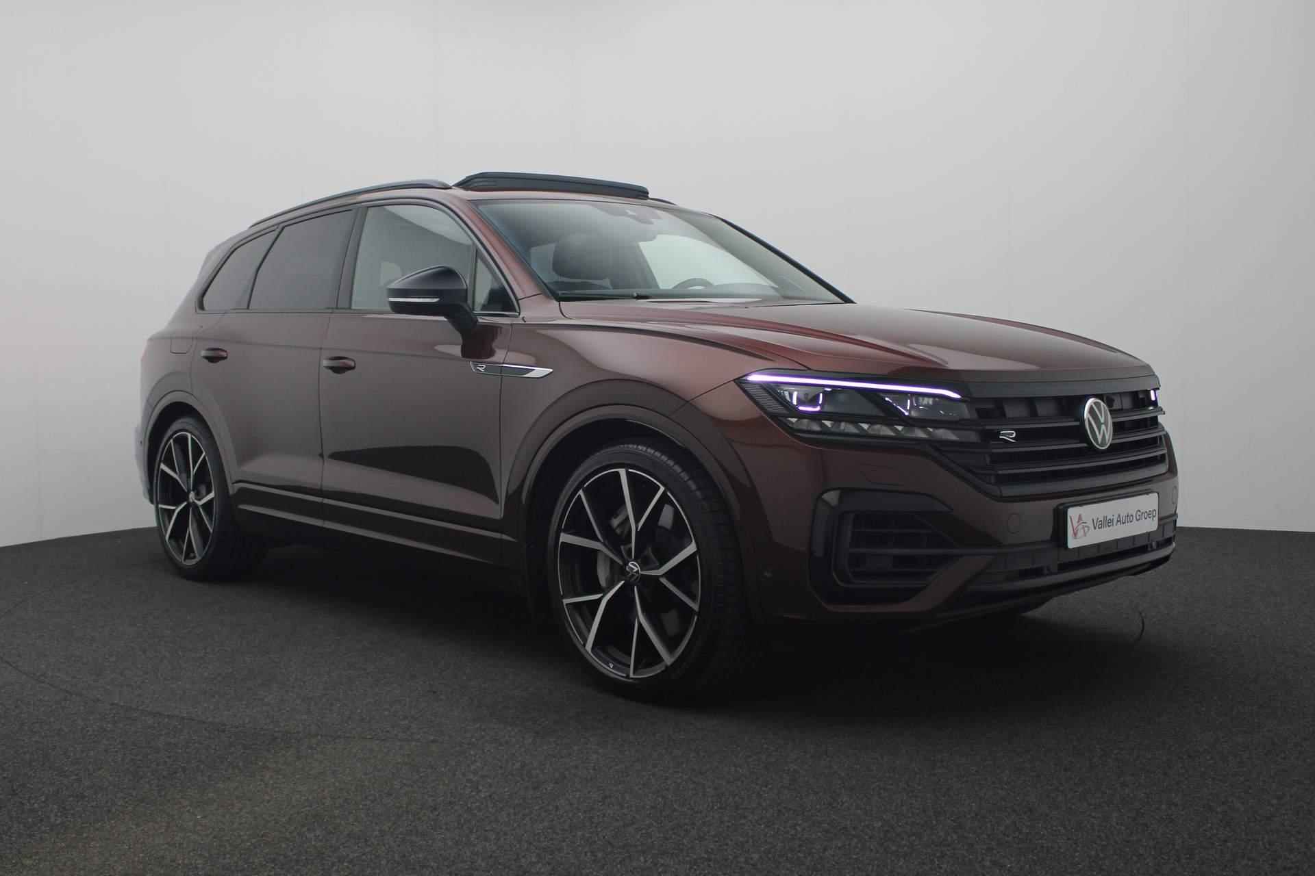 Volkswagen Touareg 3.0 TSi 462PK tiptronic eHybrid 4MOTION R | Pano | Trekhaak | Nachtzicht | Massage | Softclose | Leer | HUD | Dynaudio | 21 inch | Keyless | Camera - 46/57