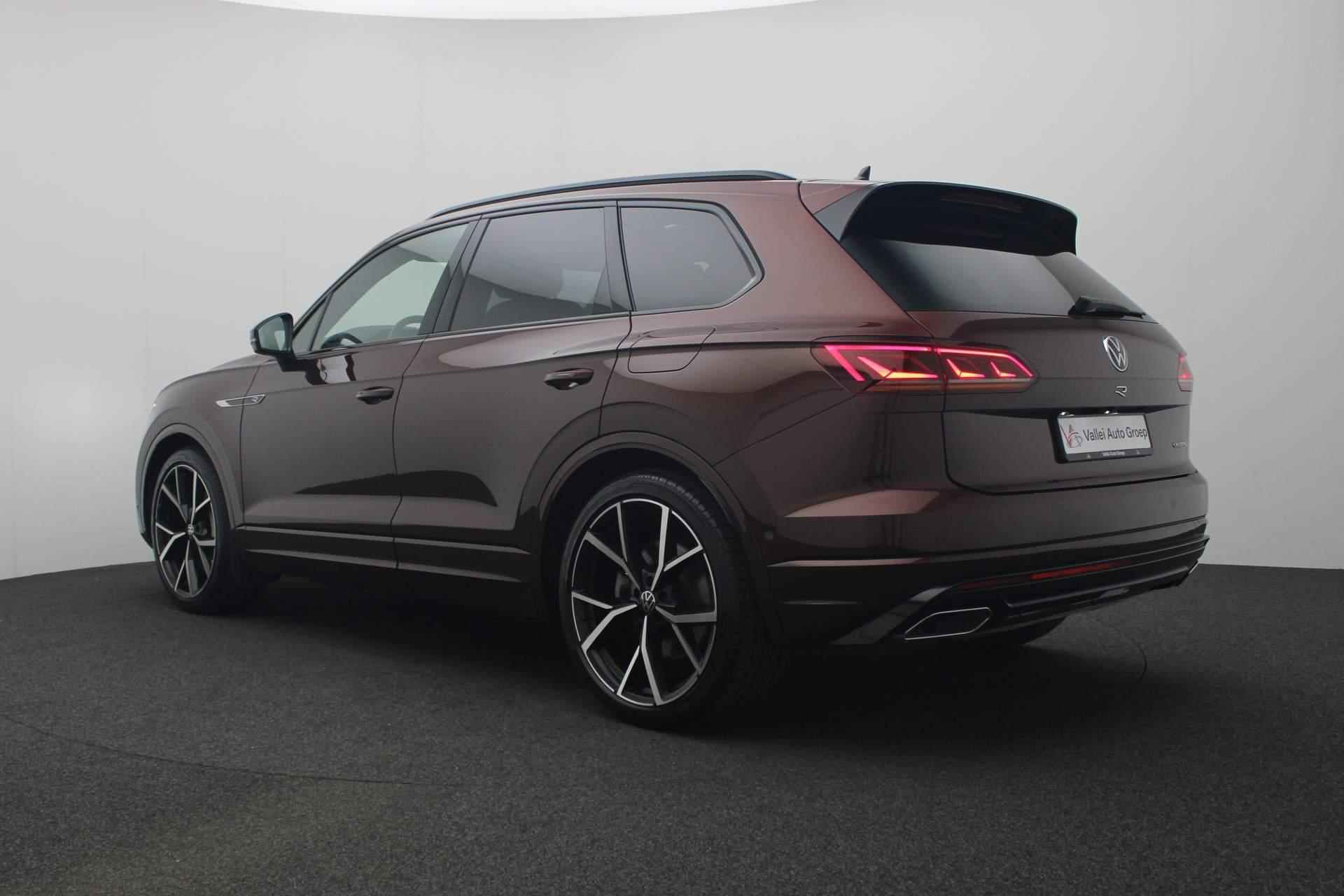 Volkswagen Touareg 3.0 TSi 462PK tiptronic eHybrid 4MOTION R | Pano | Trekhaak | Nachtzicht | Massage | Softclose | Leer | HUD | Dynaudio | 21 inch | Keyless | Camera - 47/57