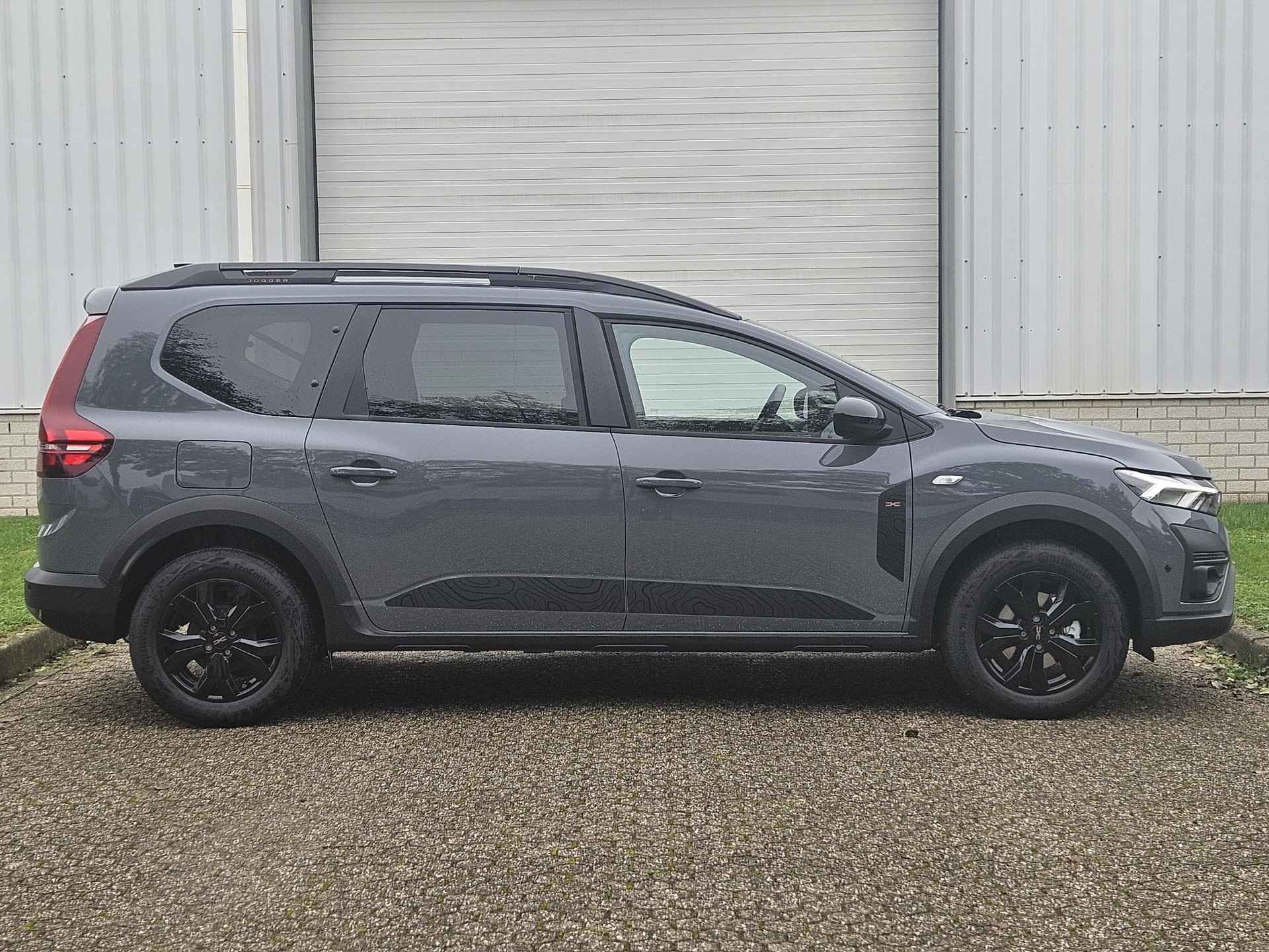 Dacia Jogger Hybrid Automaat Extreme 7pers. / Demo / Levertijd I.O. / Betreft Black edition / - 18/43