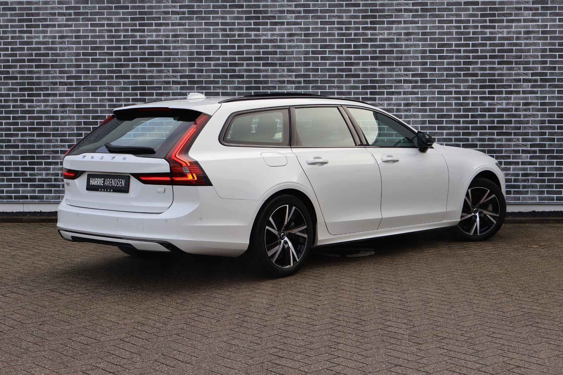 Volvo V90 2.0 T6 Recharge AWD Ultimate Dark | Bowers & Wilkins audio | Luchtvering | 360 graden Camera | Trekhaak | - 4/30