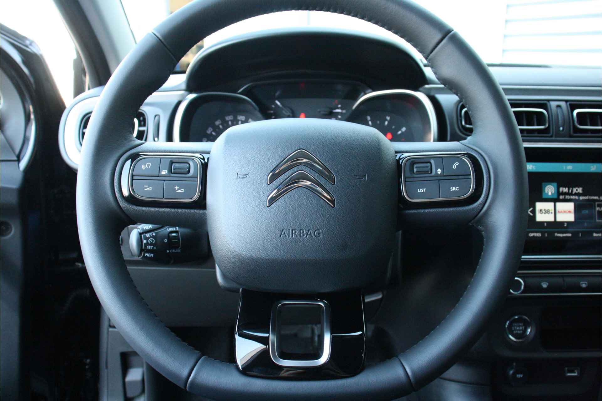 Citroën C3 1.2 PURETECH 110PK MAX AUTOMAAT / NAVI / LEDER / CLIMA / LED / PDC / 16" LMV / CAMERA / KEYLESS / BLUETOOTH / CRUISECONTROL / 1E - 29/37