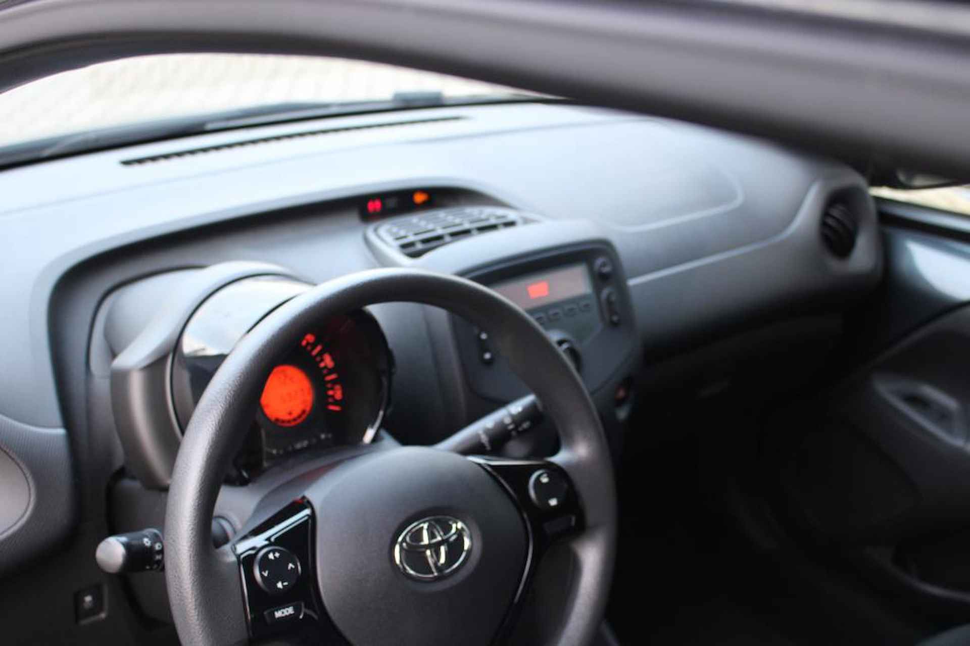Toyota Aygo 1.0 VVT-i x-fun Airco/12 maanden bovag - 7/12