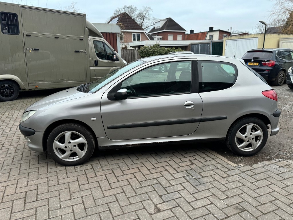 PEUGEOT 206 1.1 X-LINE