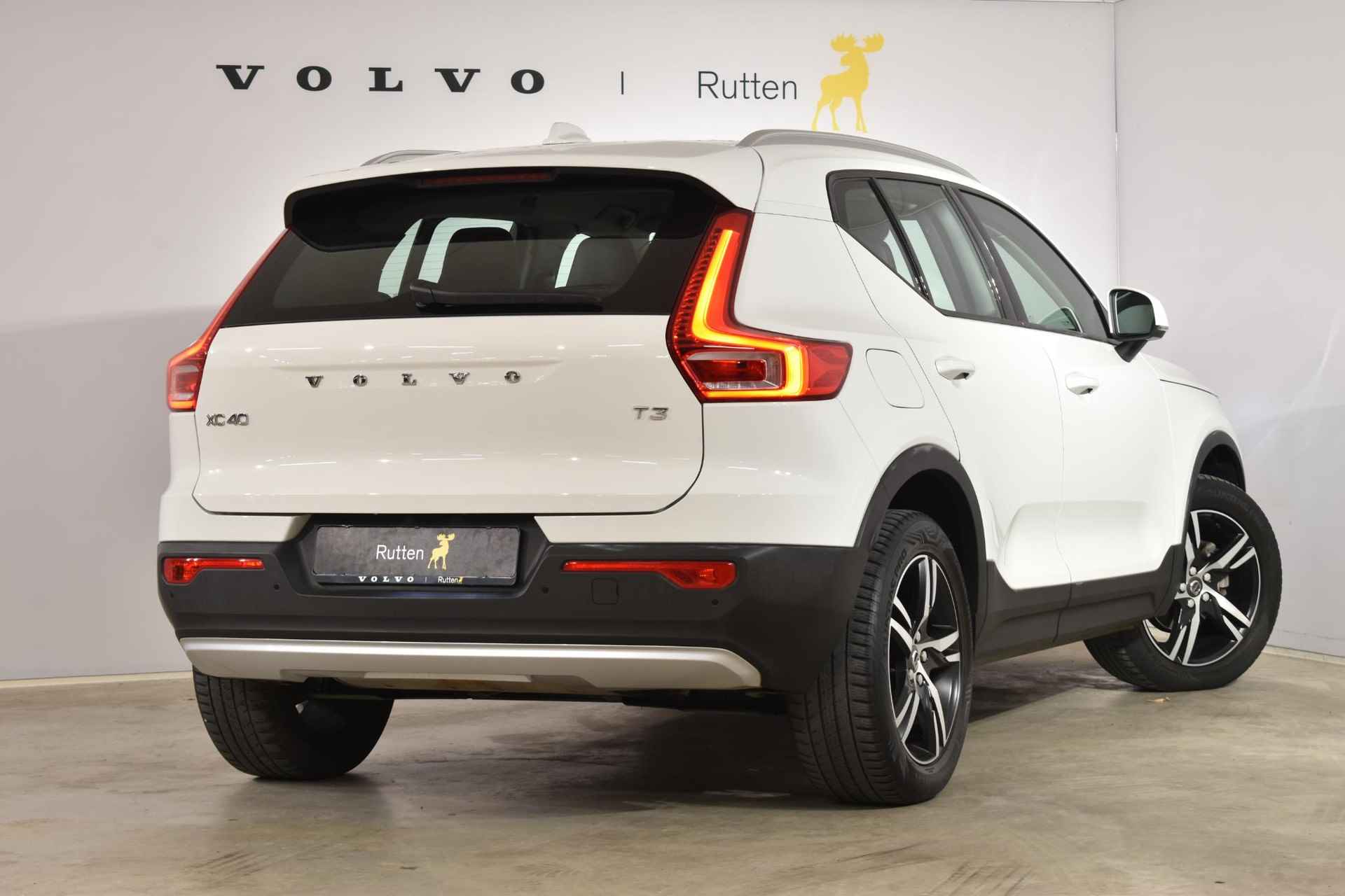 Volvo XC40 T3 156PK Momentum / Navigatie / Elektrische achterklep / Semi elektrisch uitklapbare trekhaak / Camera achter / Park Assist voor en achter - 2/40