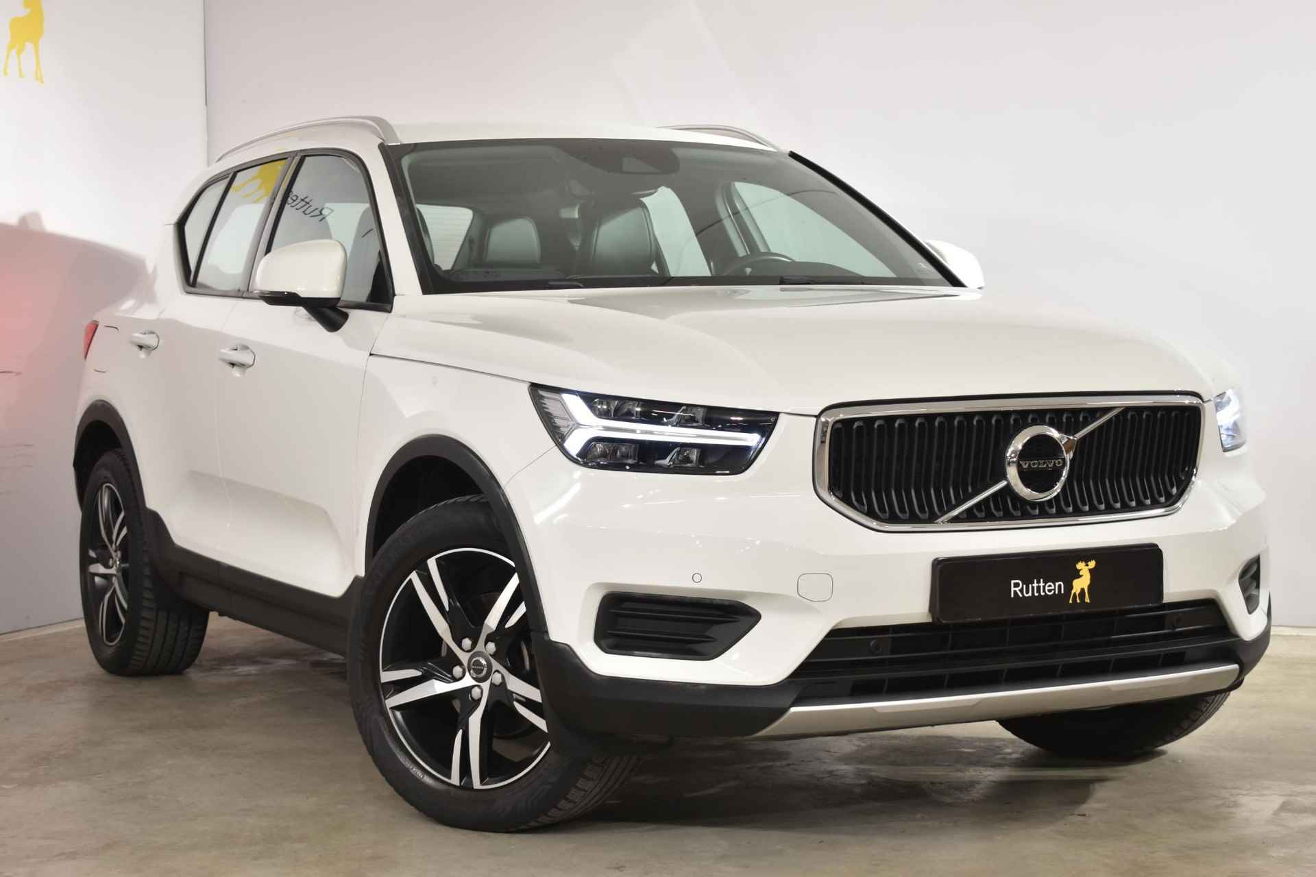 Volvo XC40 T3 156PK Momentum / Navigatie / Elektrische achterklep / Semi elektrisch uitklapbare trekhaak / Camera achter / Park Assist voor en achter - 3/40