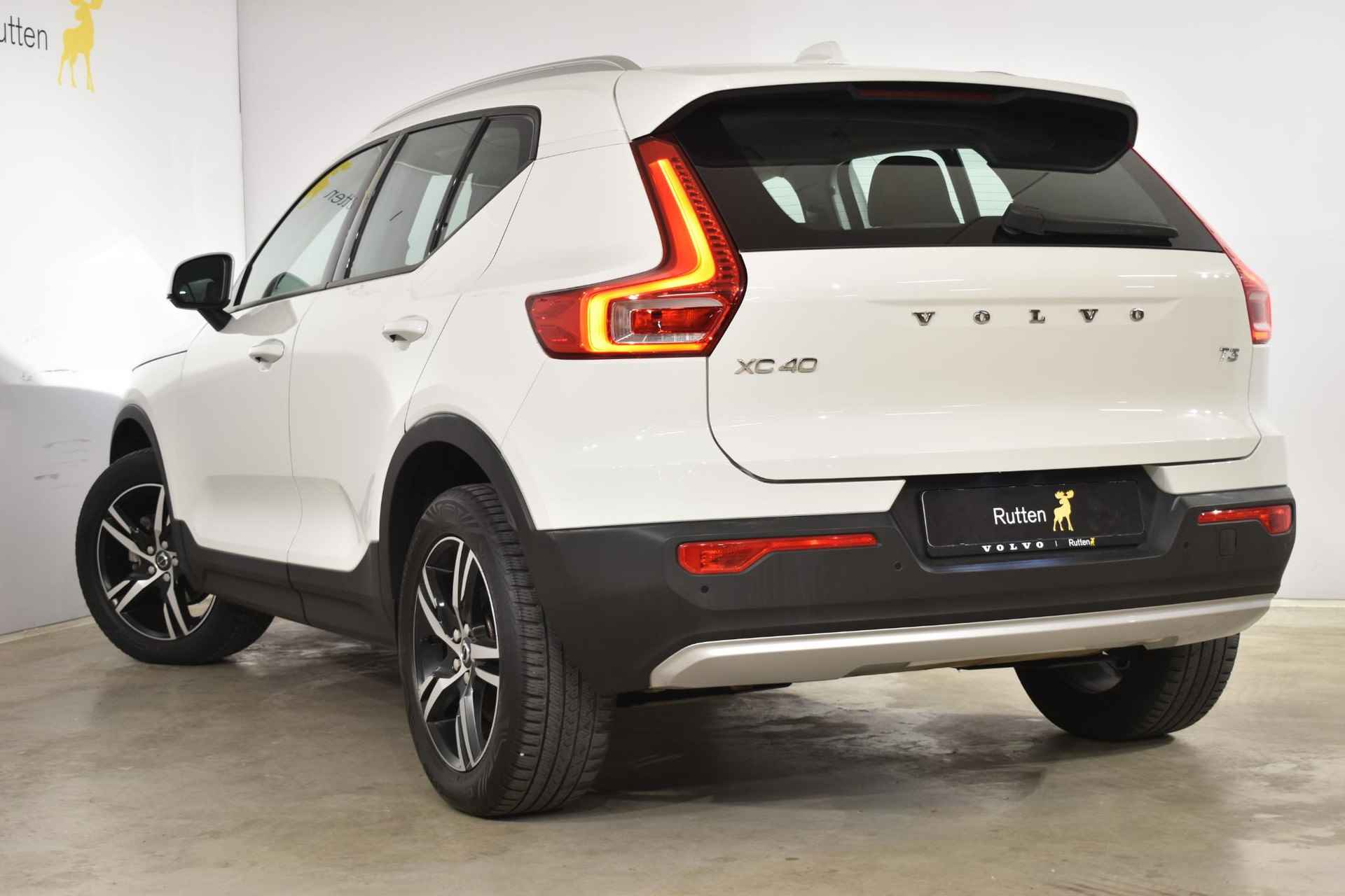 Volvo XC40 T3 156PK Momentum / Navigatie / Elektrische achterklep / Semi elektrisch uitklapbare trekhaak / Camera achter / Park Assist voor en achter - 4/40