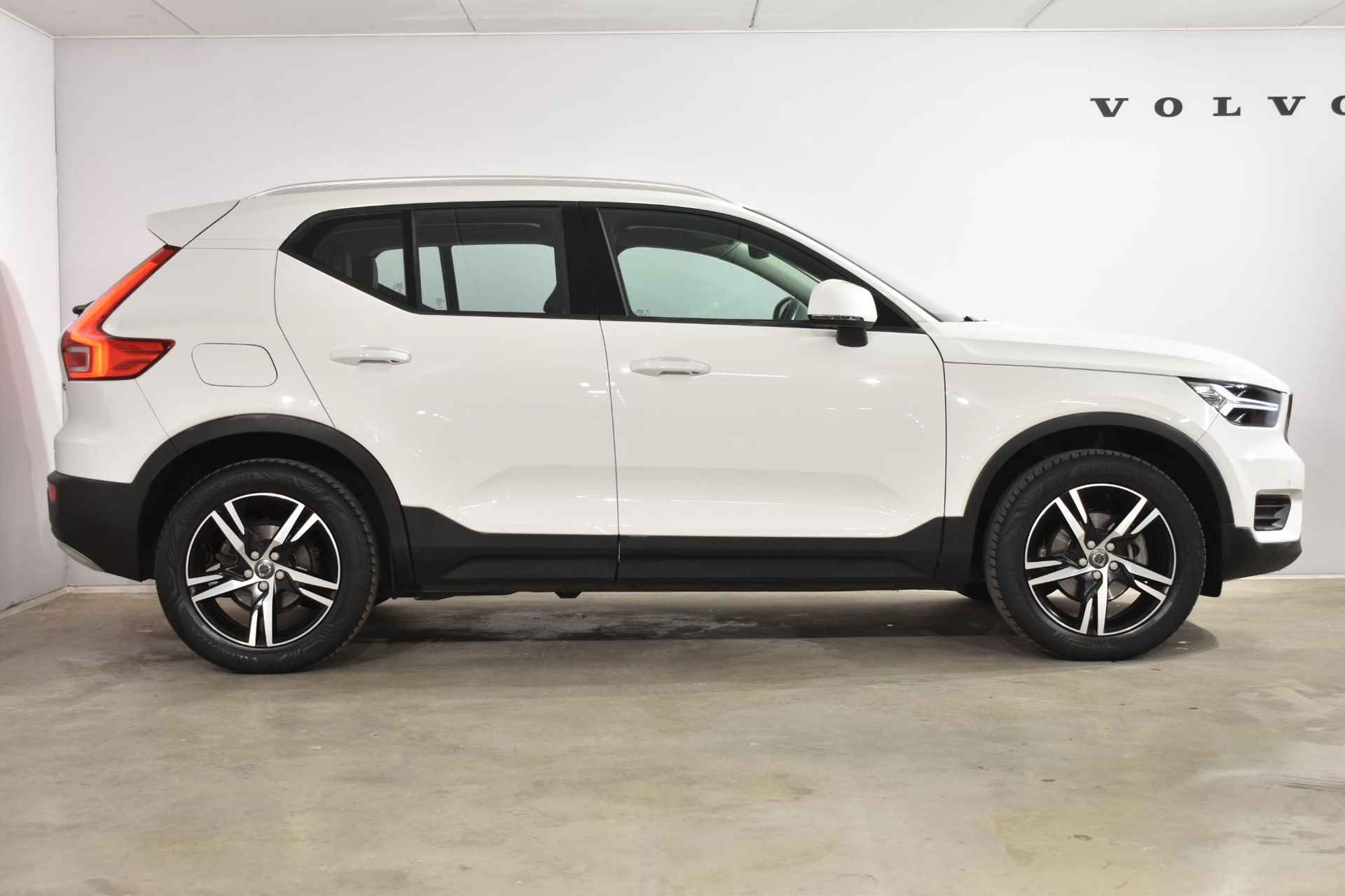 Volvo XC40 T3 156PK Momentum / Navigatie / Elektrische achterklep / Semi elektrisch uitklapbare trekhaak / Camera achter / Park Assist voor en achter - 7/40