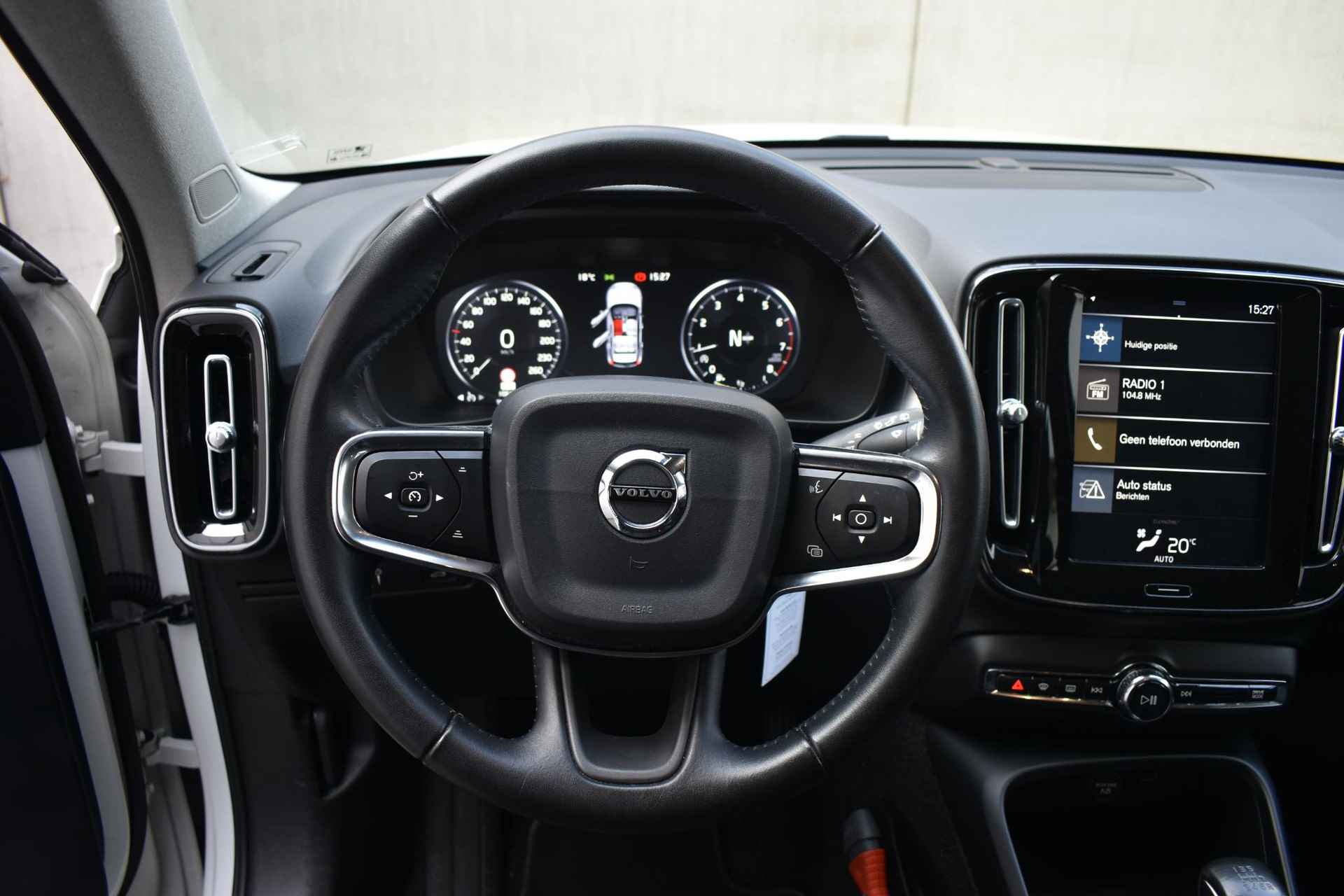 Volvo XC40 T3 156PK Momentum / Navigatie / Elektrische achterklep / Semi elektrisch uitklapbare trekhaak / Camera achter / Park Assist voor en achter - 24/40