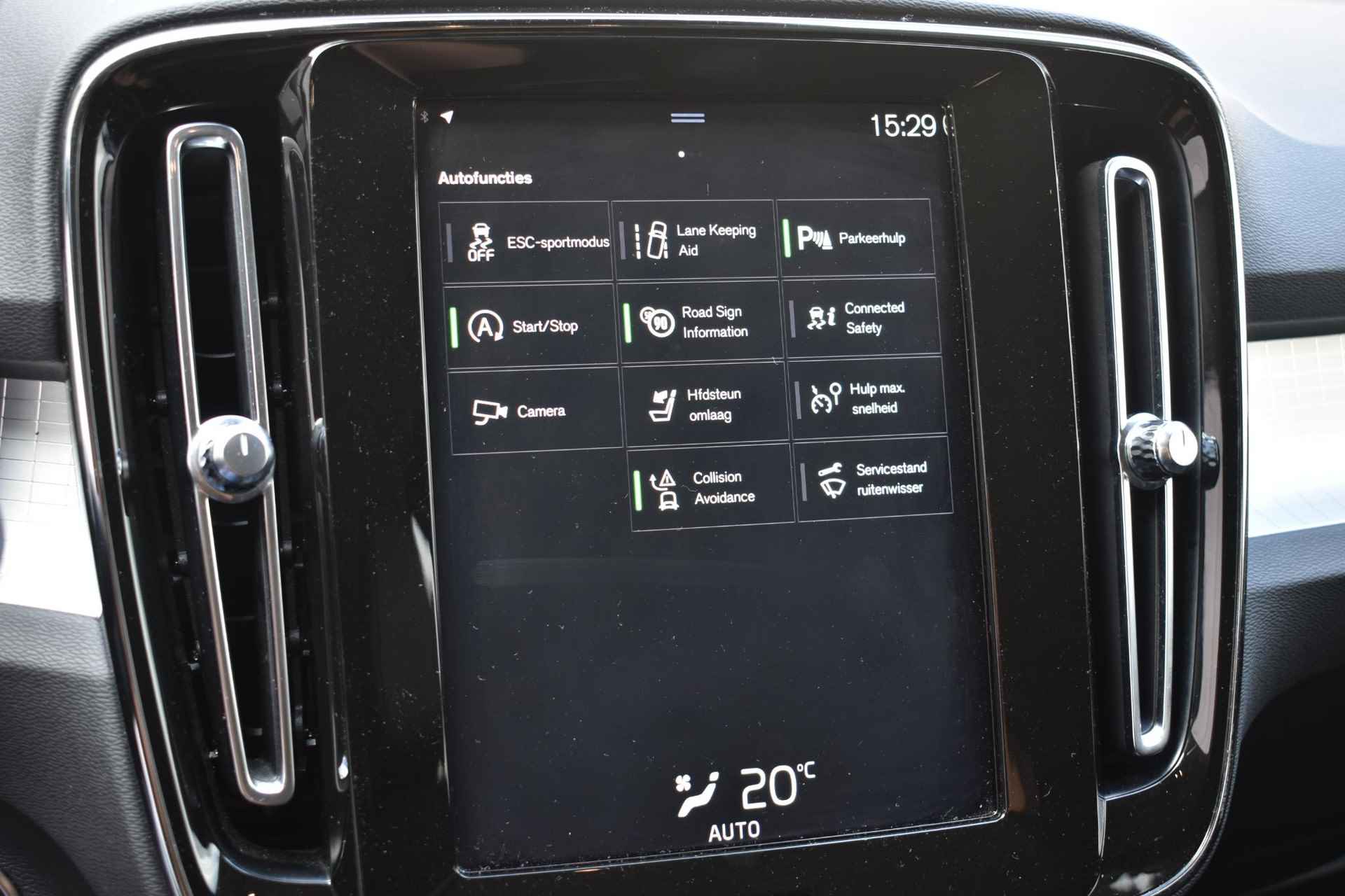 Volvo XC40 T3 156PK Momentum / Navigatie / Elektrische achterklep / Semi elektrisch uitklapbare trekhaak / Camera achter / Park Assist voor en achter - 30/40