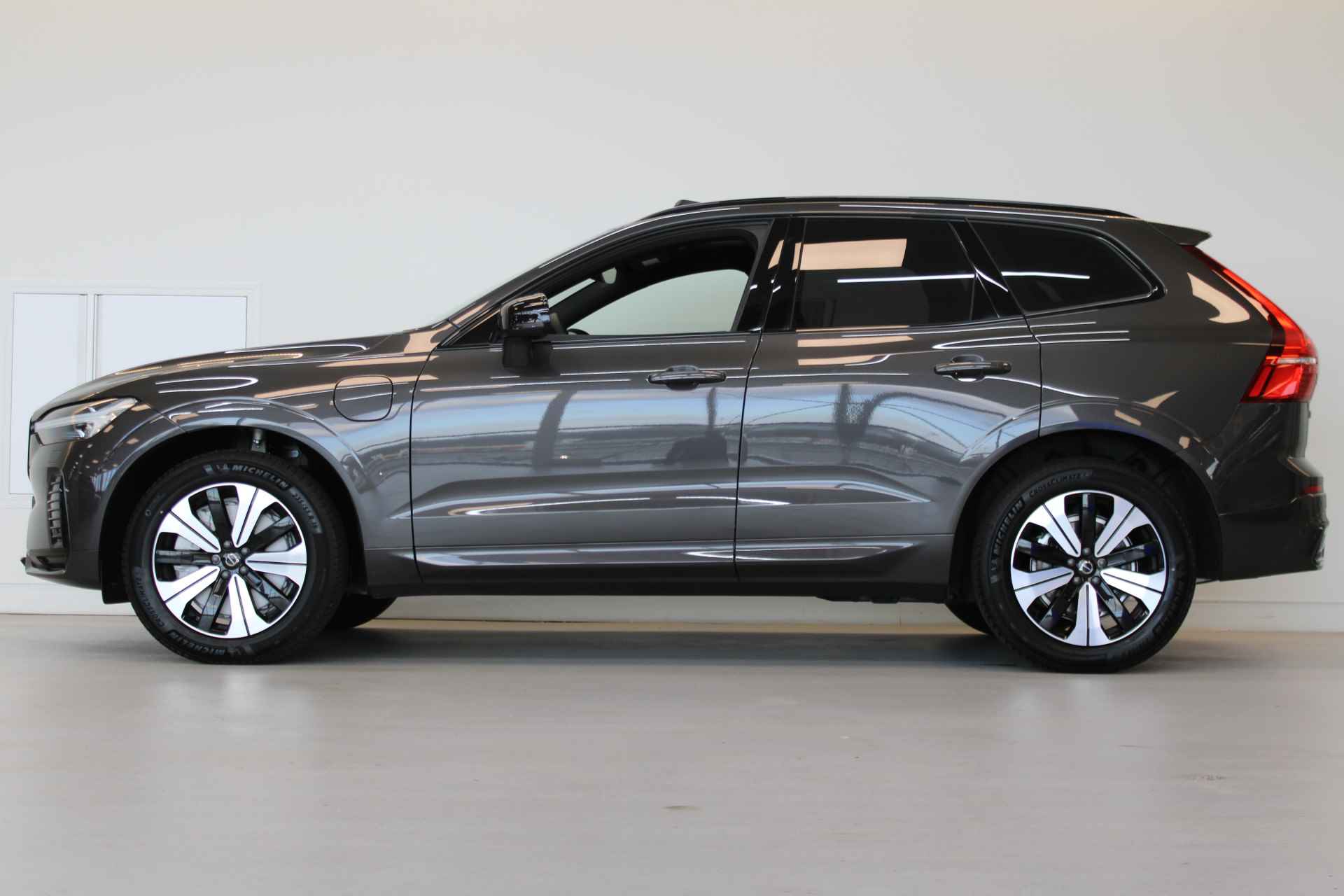 Volvo XC60 T6 350PK AWD Plus Dark | Trekhaak | Gelamineerd Glas | Adapt LED | All Season | - 2/59