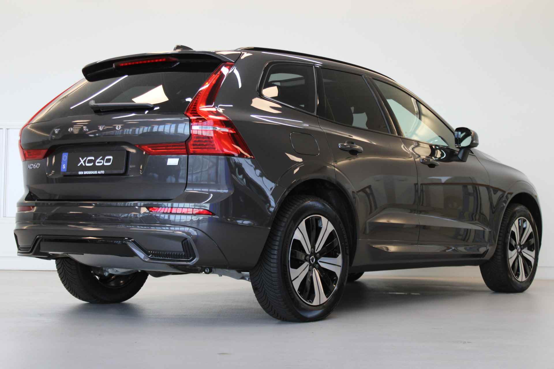 Volvo XC60 T6 350PK AWD Plus Dark | Trekhaak | Gelamineerd Glas | Adapt LED | All Season | - 3/59