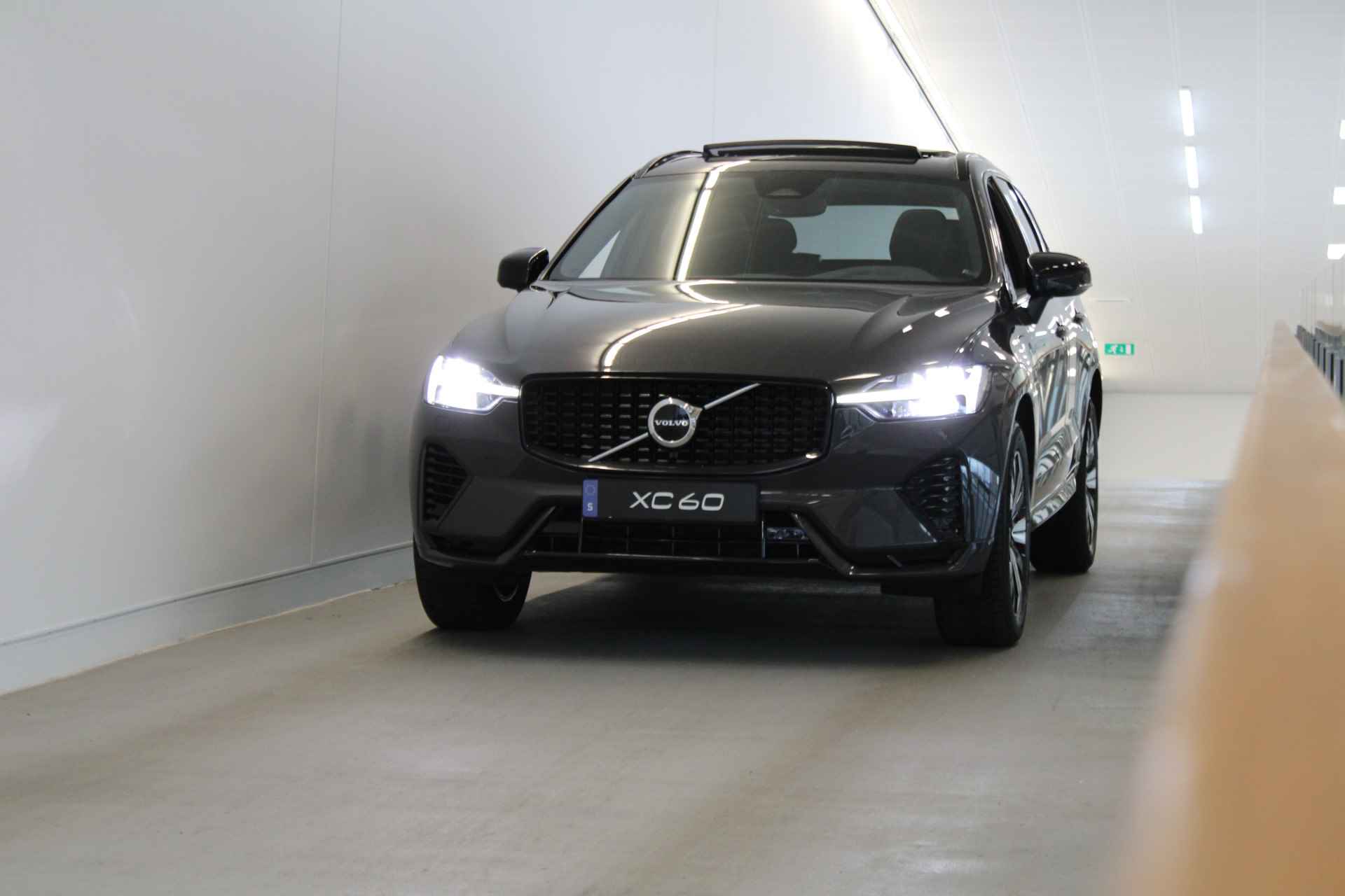 Volvo XC60 T6 350PK AWD Plus Dark | Trekhaak | Gelamineerd Glas | Adapt LED | All Season | - 59/59