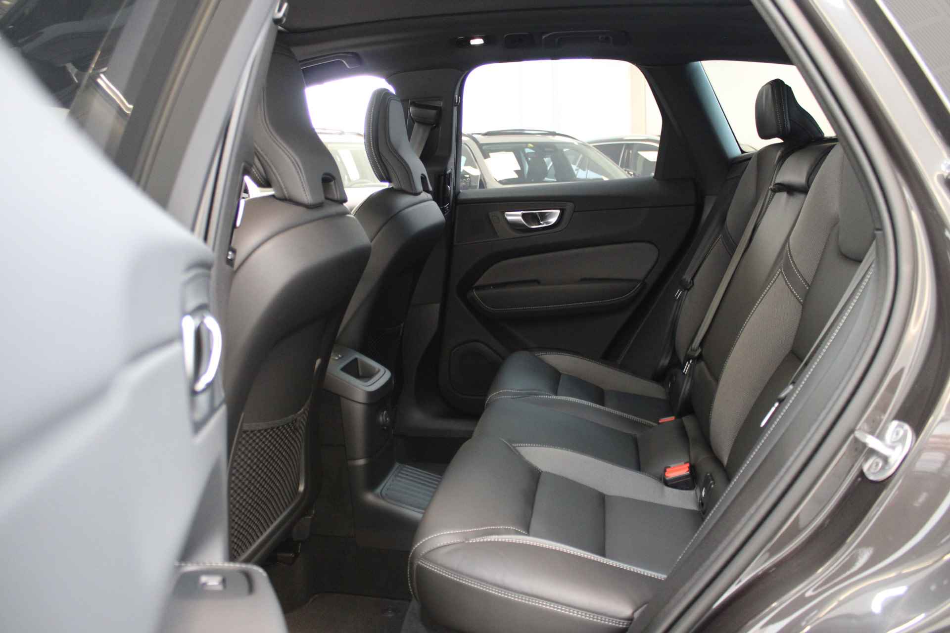 Volvo XC60 T6 350PK AWD Plus Dark | Trekhaak | Gelamineerd Glas | Adapt LED | All Season | - 50/59