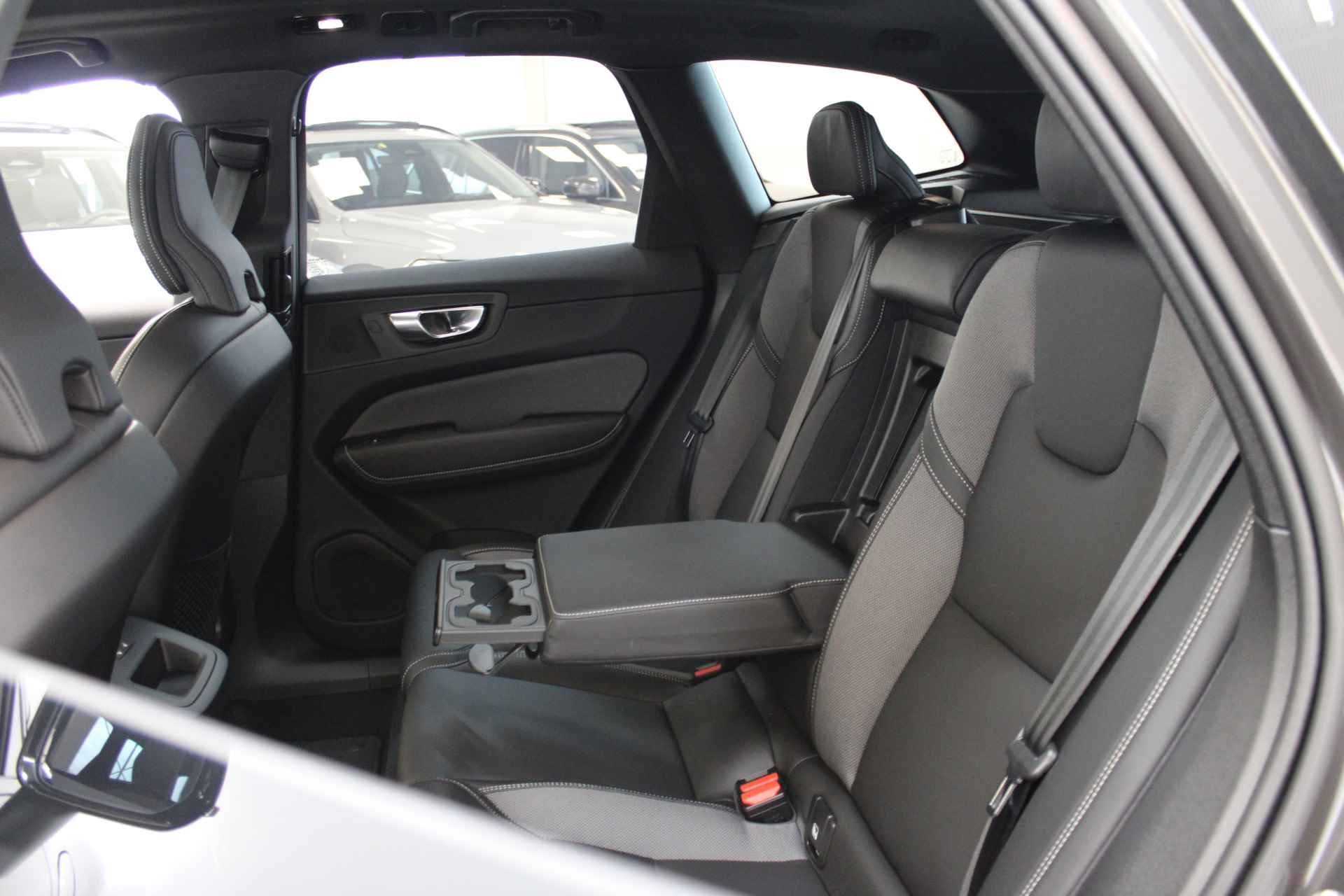 Volvo XC60 T6 350PK AWD Plus Dark | Trekhaak | Gelamineerd Glas | Adapt LED | All Season | - 52/59