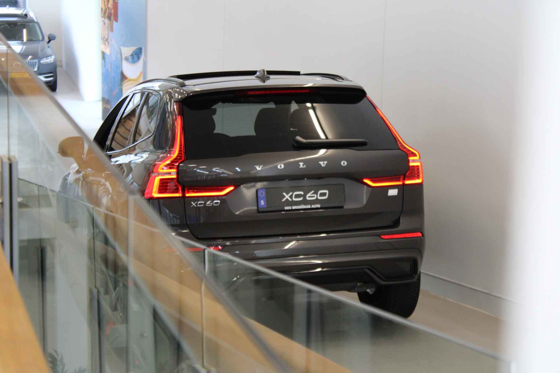 Volvo XC60 T6 350PK AWD Plus Dark | Trekhaak | Gelamineerd Glas | Adapt LED | All Season | - 58/59