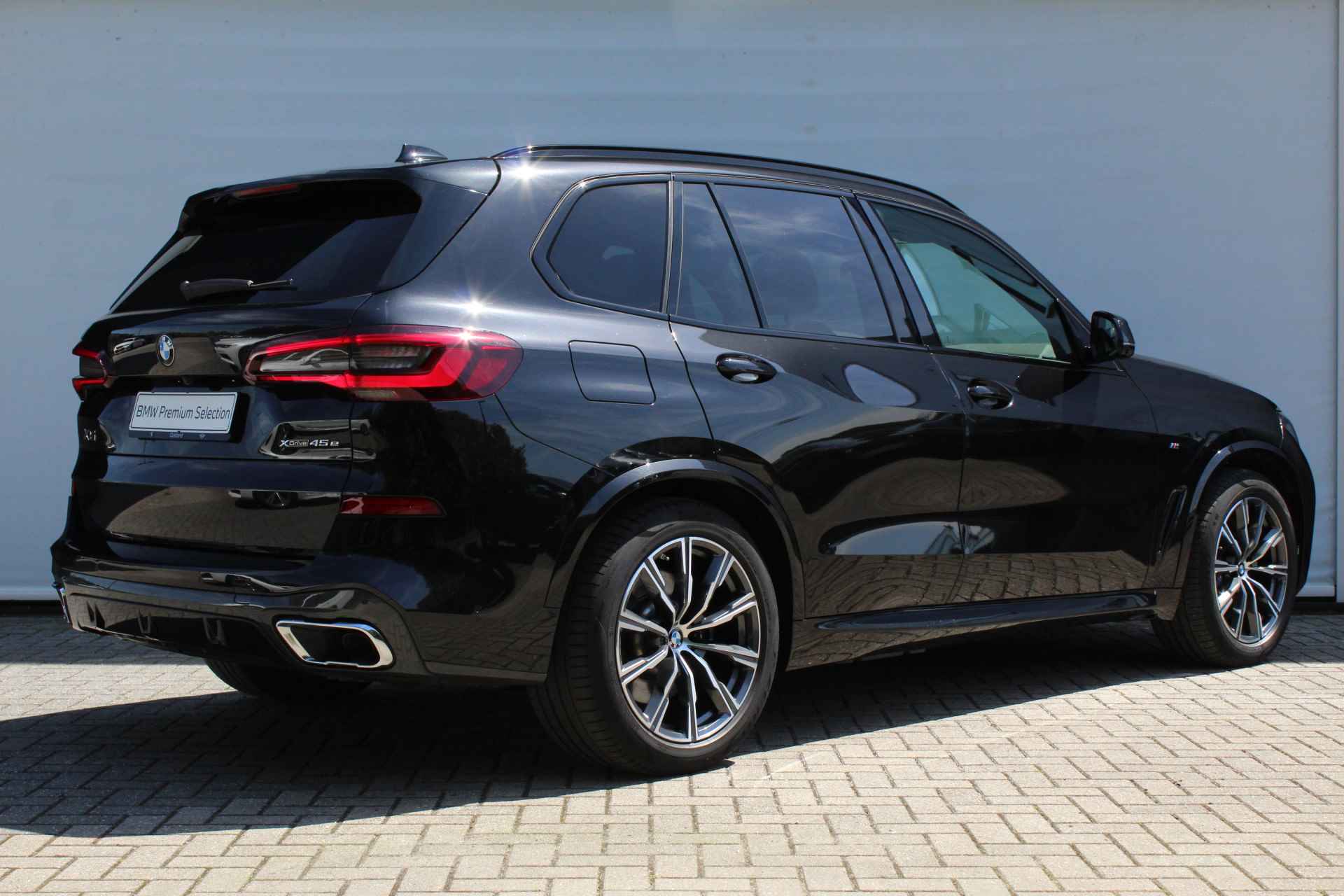 BMW X5 xDrive45e High Executive M Sport Automaat / Panoramadak / Head-Up / Harman Kardon / Laserlight / Night Vision / Parking Assistant Plus / Stoelverwarming - 4/28