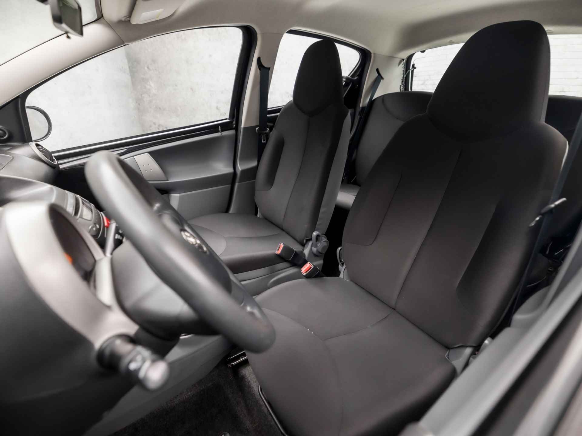 Toyota Aygo 1.0-12V Sport (5 DEURS, NIEUWE APK, SPORTSTOELEN, STUURBEKRACHTIGING, NIEUWSTAAT) - 11/26