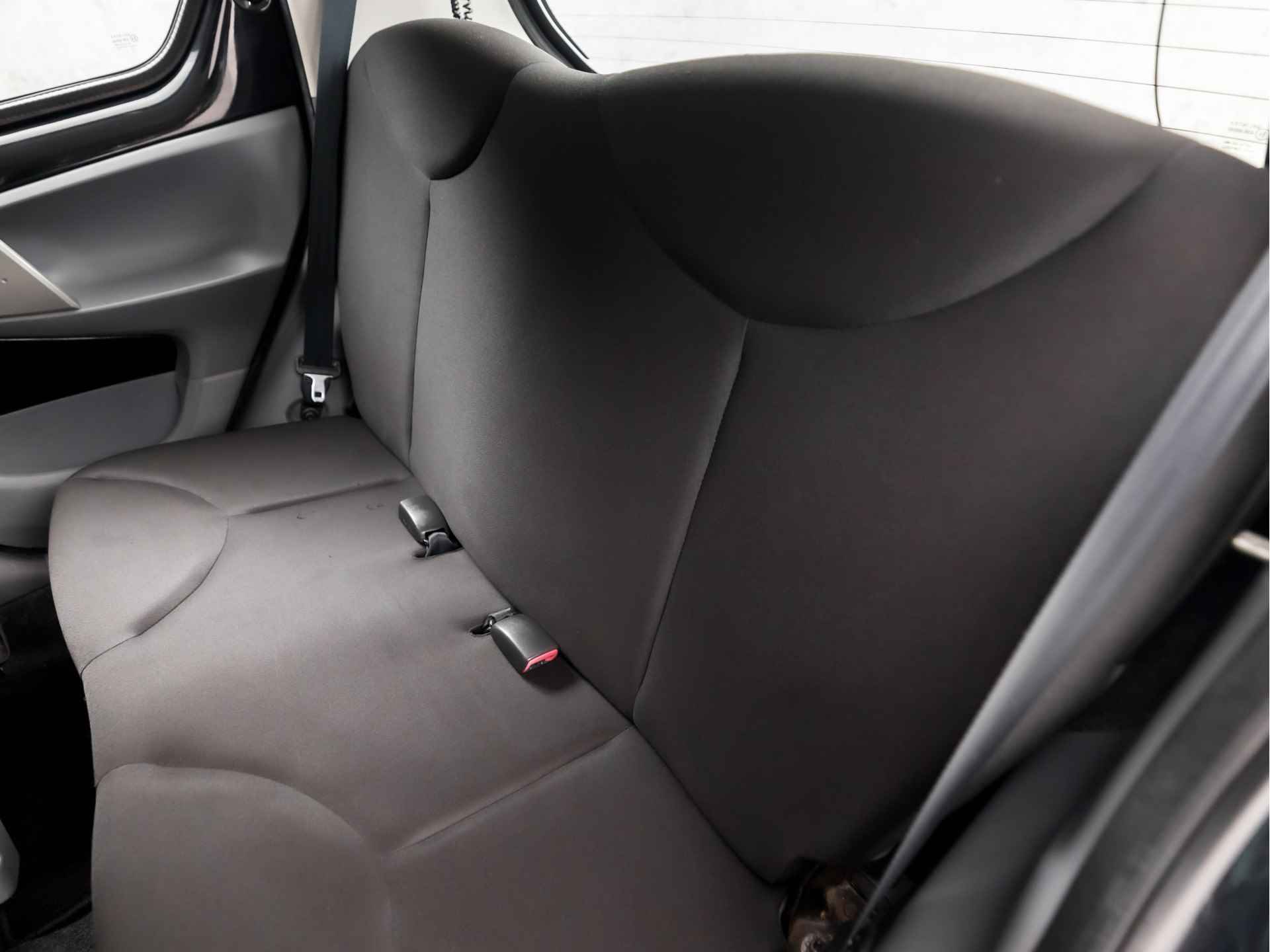 Toyota Aygo 1.0-12V Sport (5 DEURS, NIEUWE APK, SPORTSTOELEN, STUURBEKRACHTIGING, NIEUWSTAAT) - 13/26