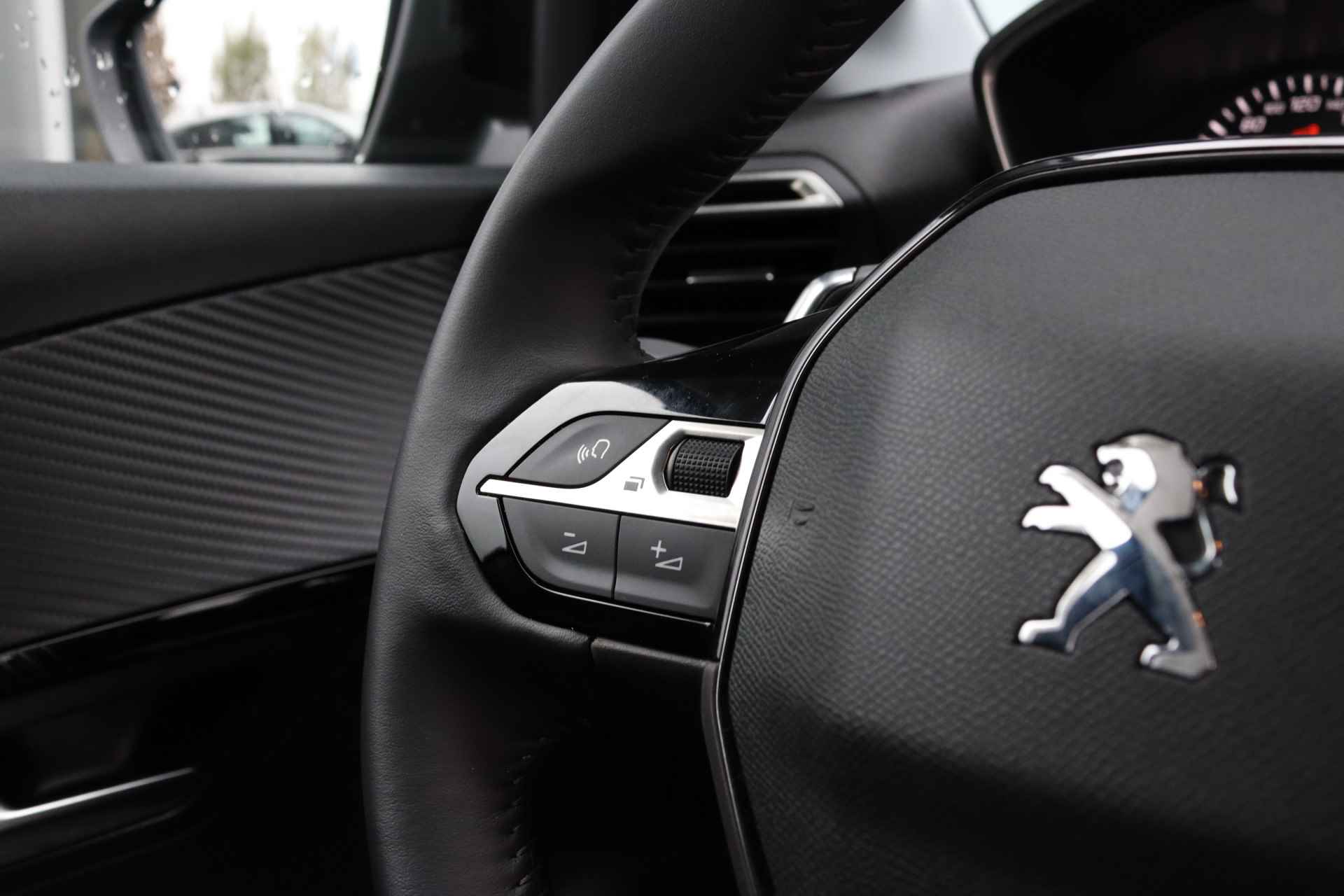 Peugeot 208 1.2 PureTech Allure Automaat | Navigatie | Climate Control | Cruise | Carplay | Camera - 27/30