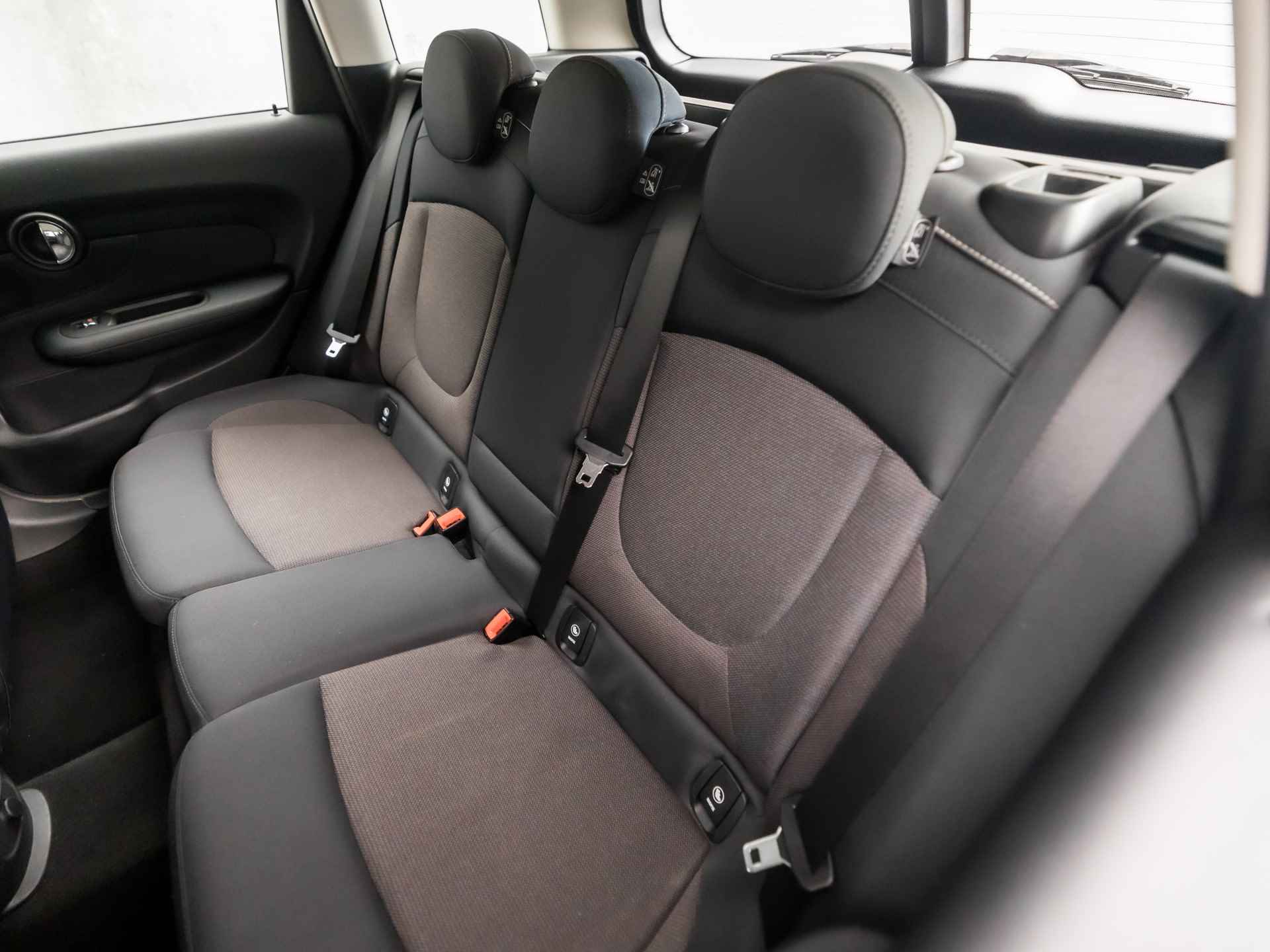 MINI Clubman 1.5 Cooper (SCHERM, CLIMATE, STOELVERWARMING, SPORTSTOELEN, CRUISE, PARKEERSENSOREN, NIEUWE APK, NIEUWSTAAT) - 16/35