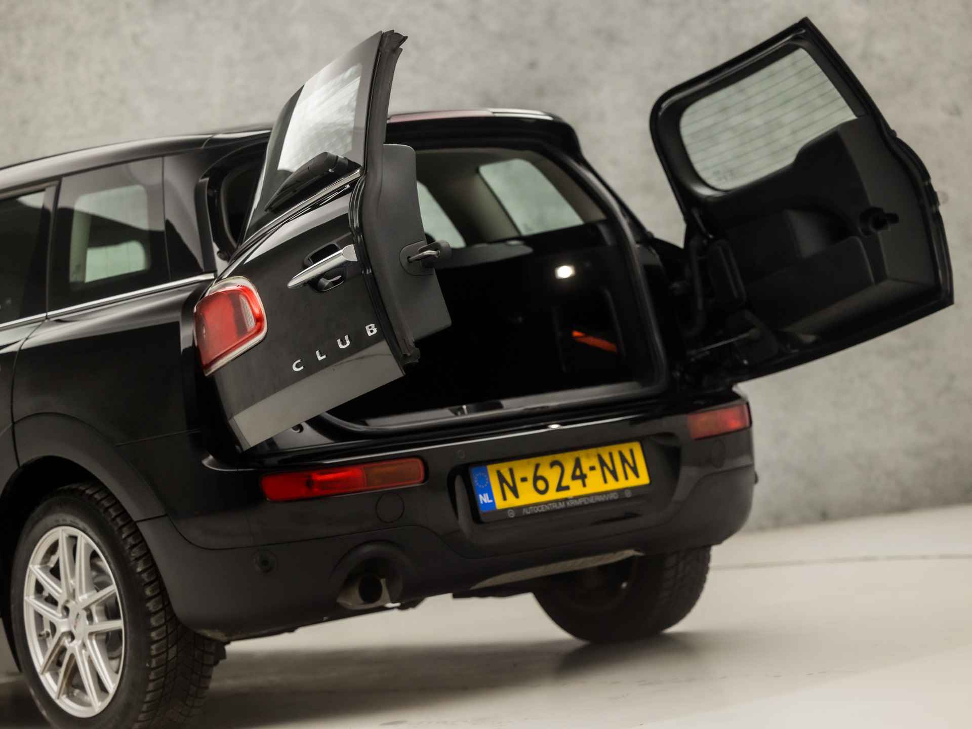 MINI Clubman 1.5 Cooper (SCHERM, CLIMATE, STOELVERWARMING, SPORTSTOELEN, CRUISE, PARKEERSENSOREN, NIEUWE APK, NIEUWSTAAT) - 30/35