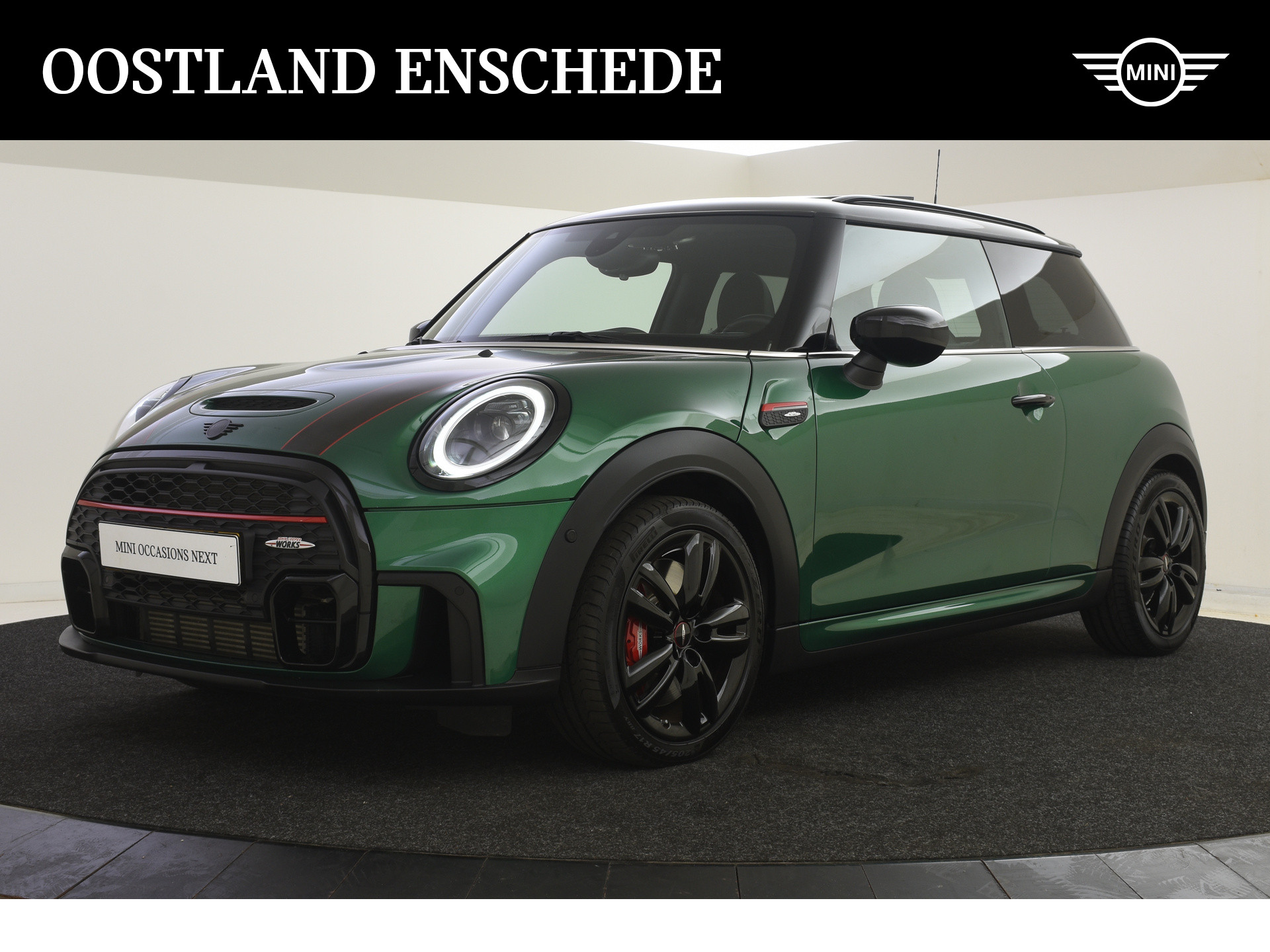 MINI Hatchback John Cooper Works Automaat / Panoramadak / JCW Pro uitlaat / Adaptief onderstel / Achteruitrijcamera / Stoelverwarming / Active Cruise Control / LED / Head-Up / Park Assistant