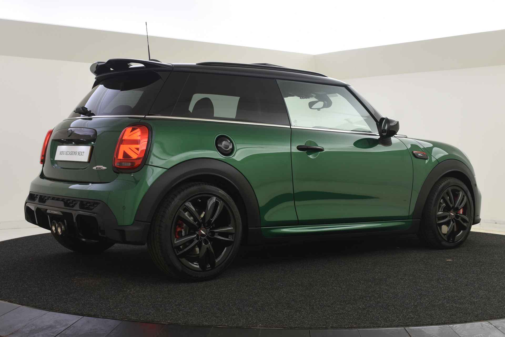 MINI Hatchback John Cooper Works Automaat / Panoramadak / JCW Pro uitlaat / Adaptief onderstel / Achteruitrijcamera / Stoelverwarming / Active Cruise Control / LED / Head-Up / Park Assistant - 14/39