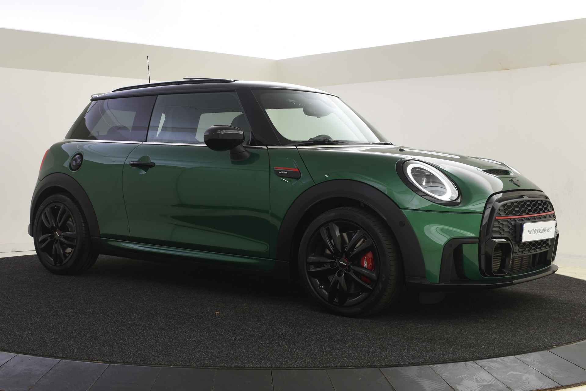 MINI Hatchback John Cooper Works Automaat / Panoramadak / JCW Pro uitlaat / Adaptief onderstel / Achteruitrijcamera / Stoelverwarming / Active Cruise Control / LED / Head-Up / Park Assistant - 23/39