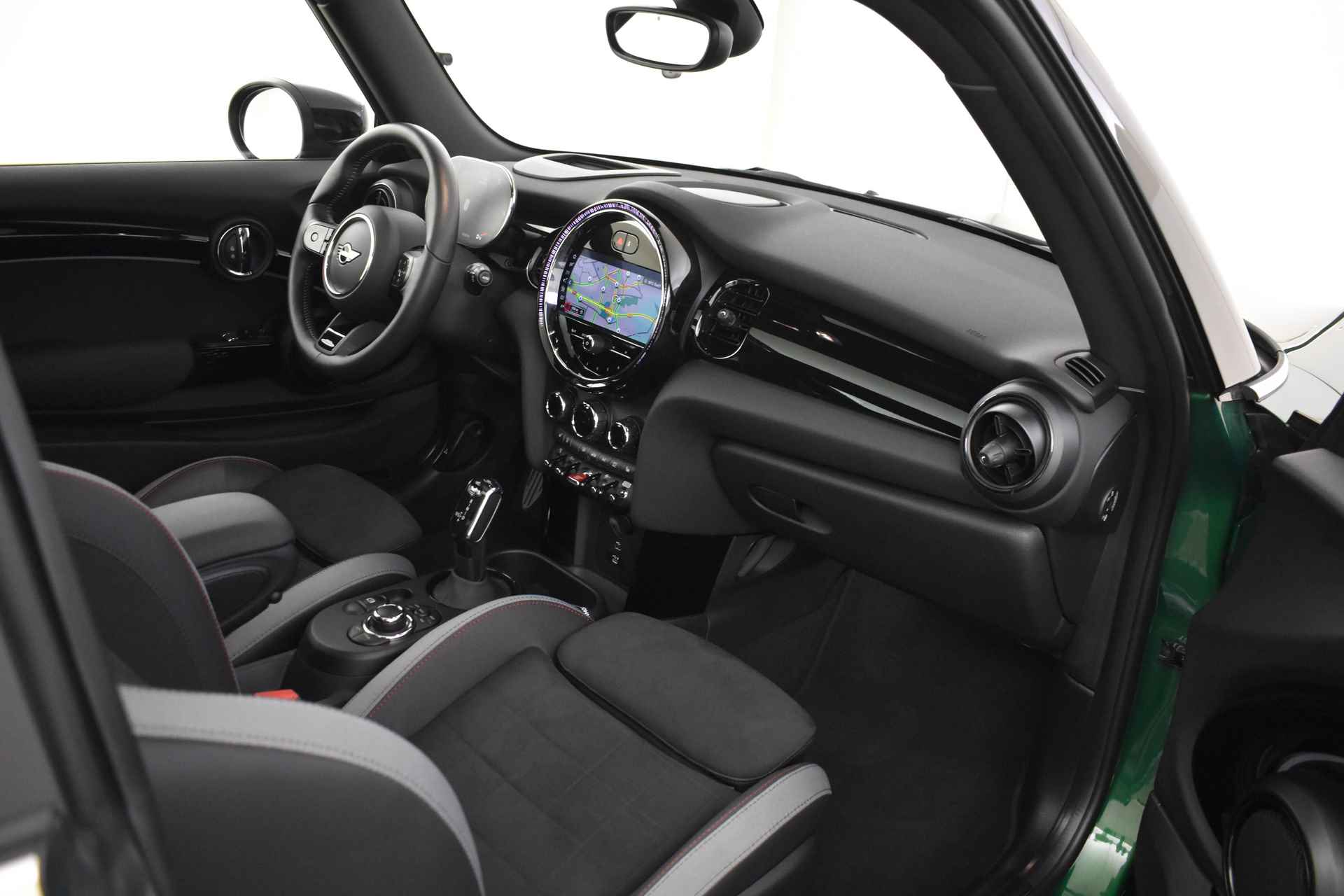 MINI Hatchback John Cooper Works Automaat / Panoramadak / JCW Pro uitlaat / Adaptief onderstel / Achteruitrijcamera / Stoelverwarming / Active Cruise Control / LED / Head-Up / Park Assistant - 35/39