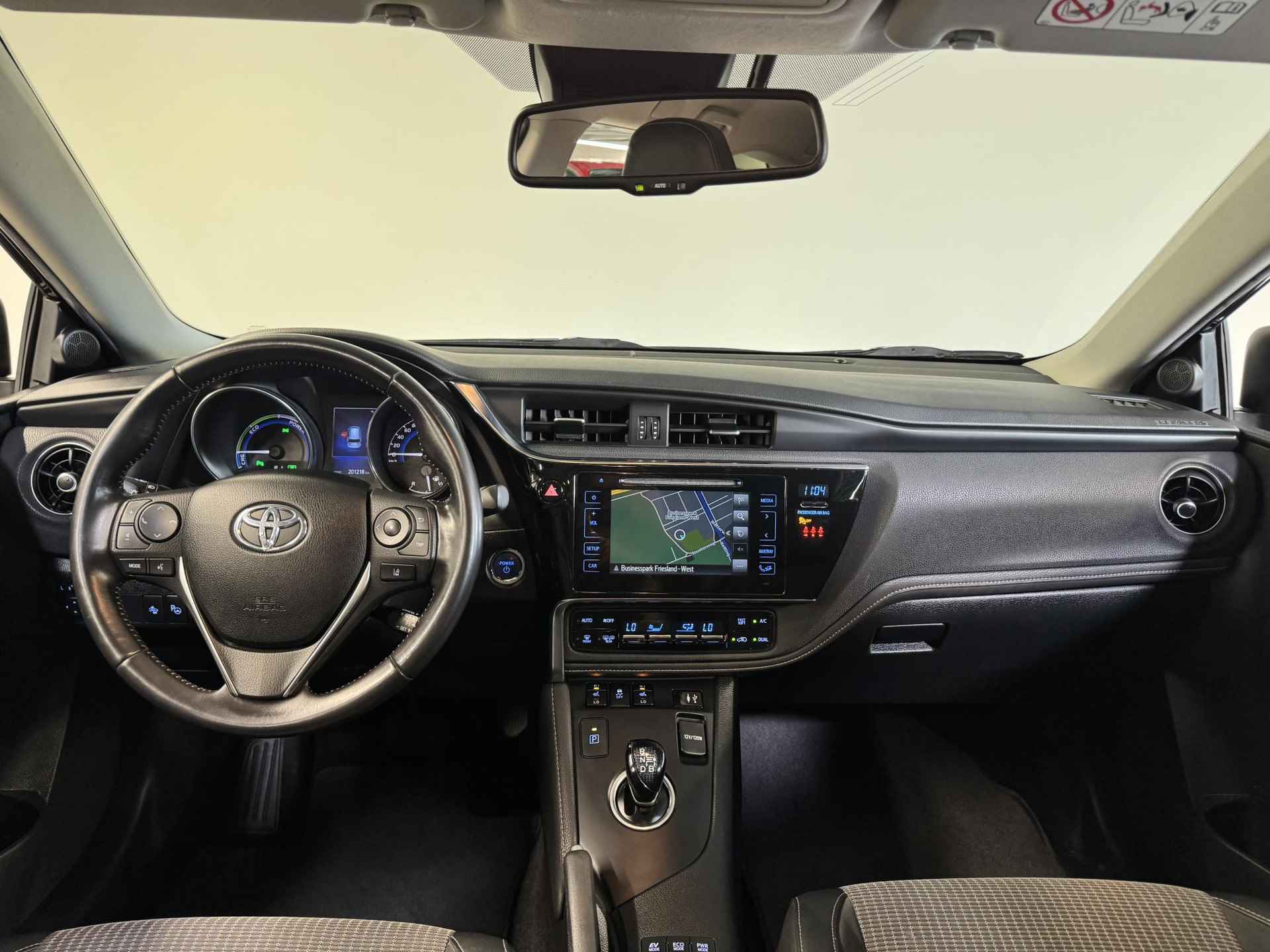 Toyota Auris Touring Sports 1.8 Hybrid Executive | Trekhaak | Stoelverwarming | Navigatie | Dealer Onderhouden | - 2/30