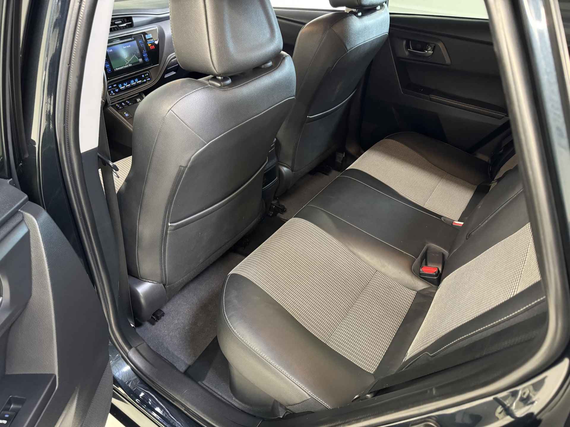 Toyota Auris Touring Sports 1.8 Hybrid Executive | Trekhaak | Stoelverwarming | Navigatie | Dealer Onderhouden | - 12/30