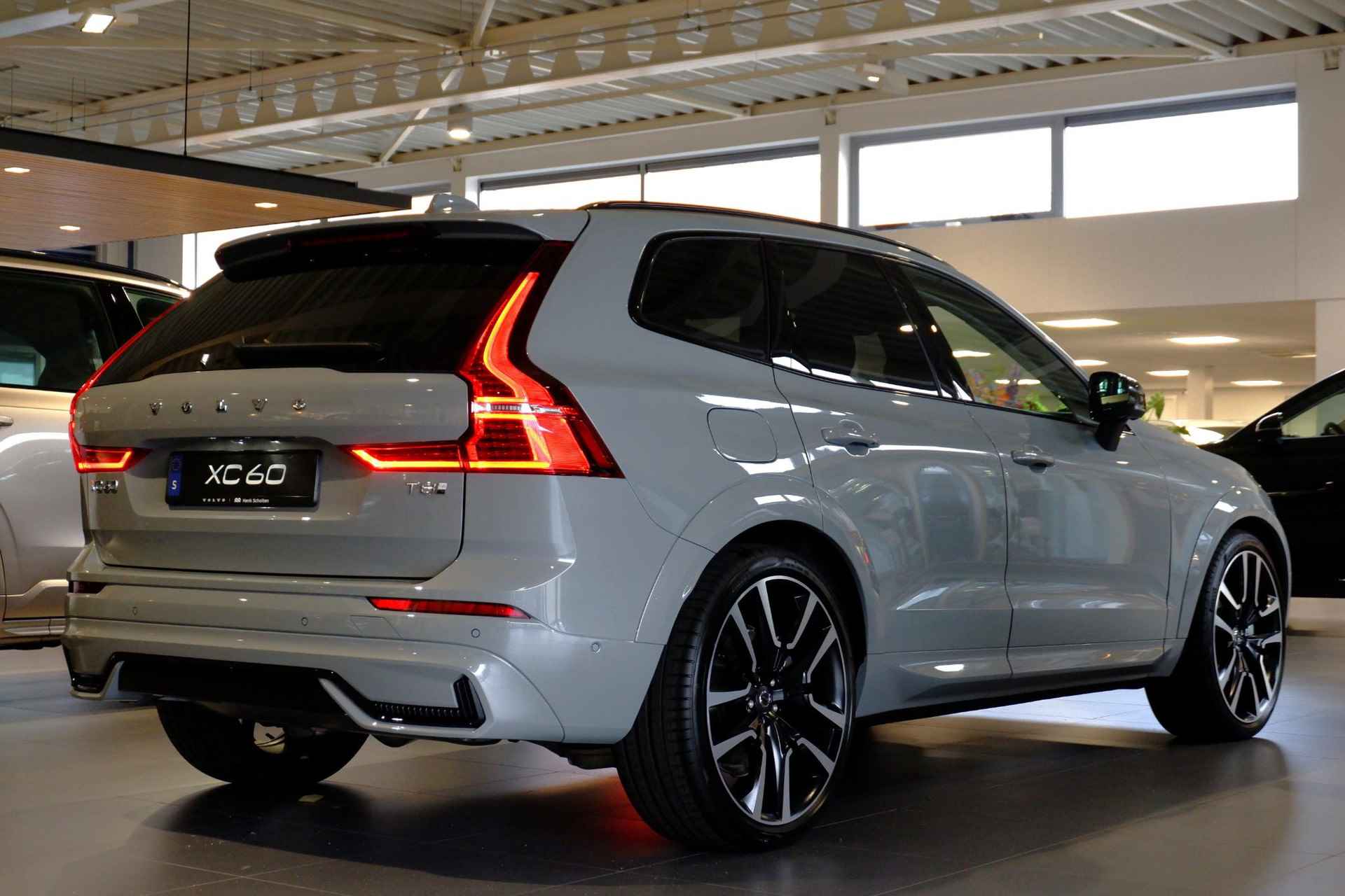 Volvo XC60 T8 Plug-in hybrid AWD AUT8 455PK Ultra Dark, 740 Vapour Grey Metallic, Nappa Leder met Ventilatie en mssage, 22 inch Lichtmetalen velgen, Luchtvering, Bowers & Wilkins, Gelamineerd glas, Driver Assist & Awareness, Climate Pack - 2/7