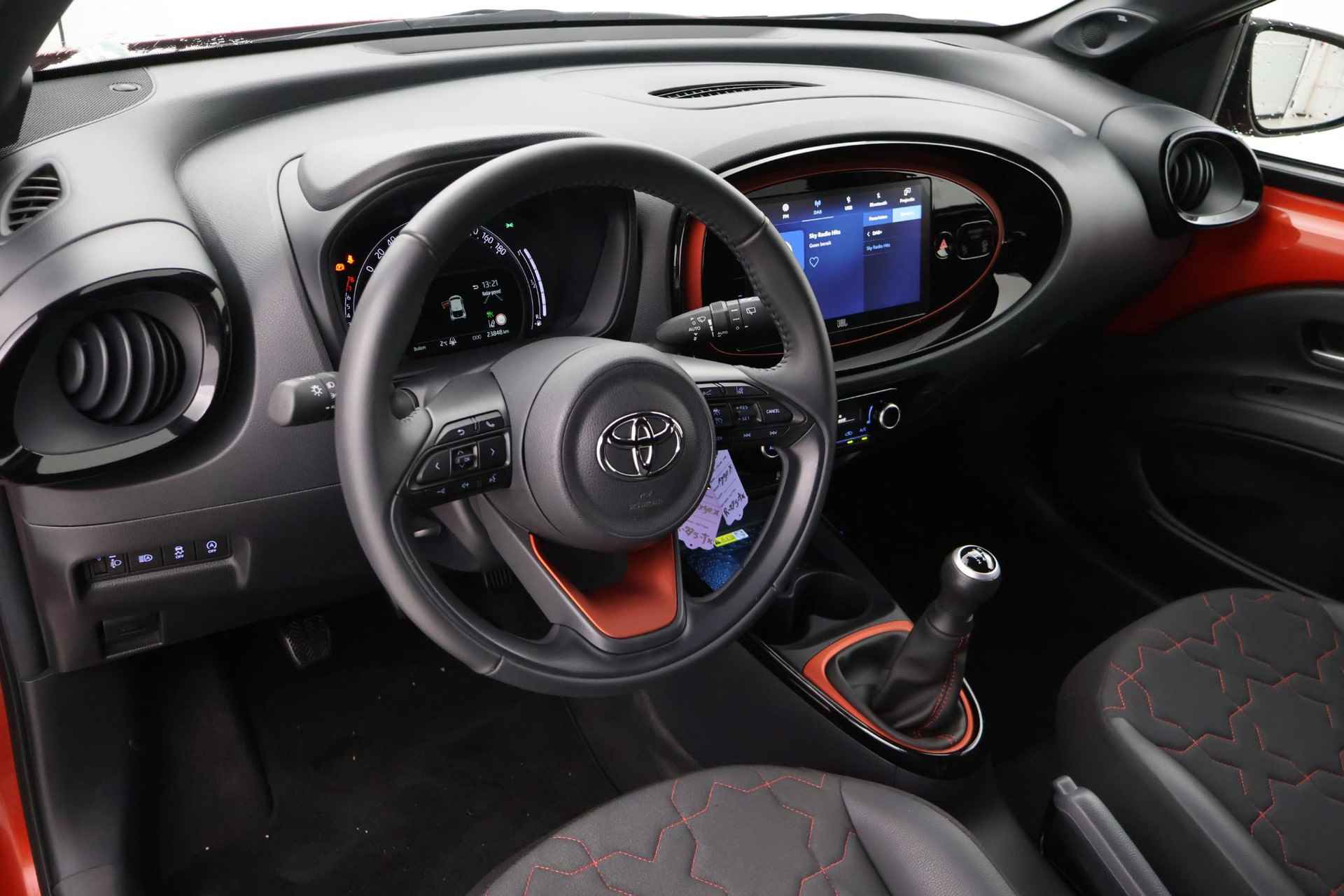 Toyota Aygo X 1.0 VVT-i MT Envy JBL Navigatie - 2/32