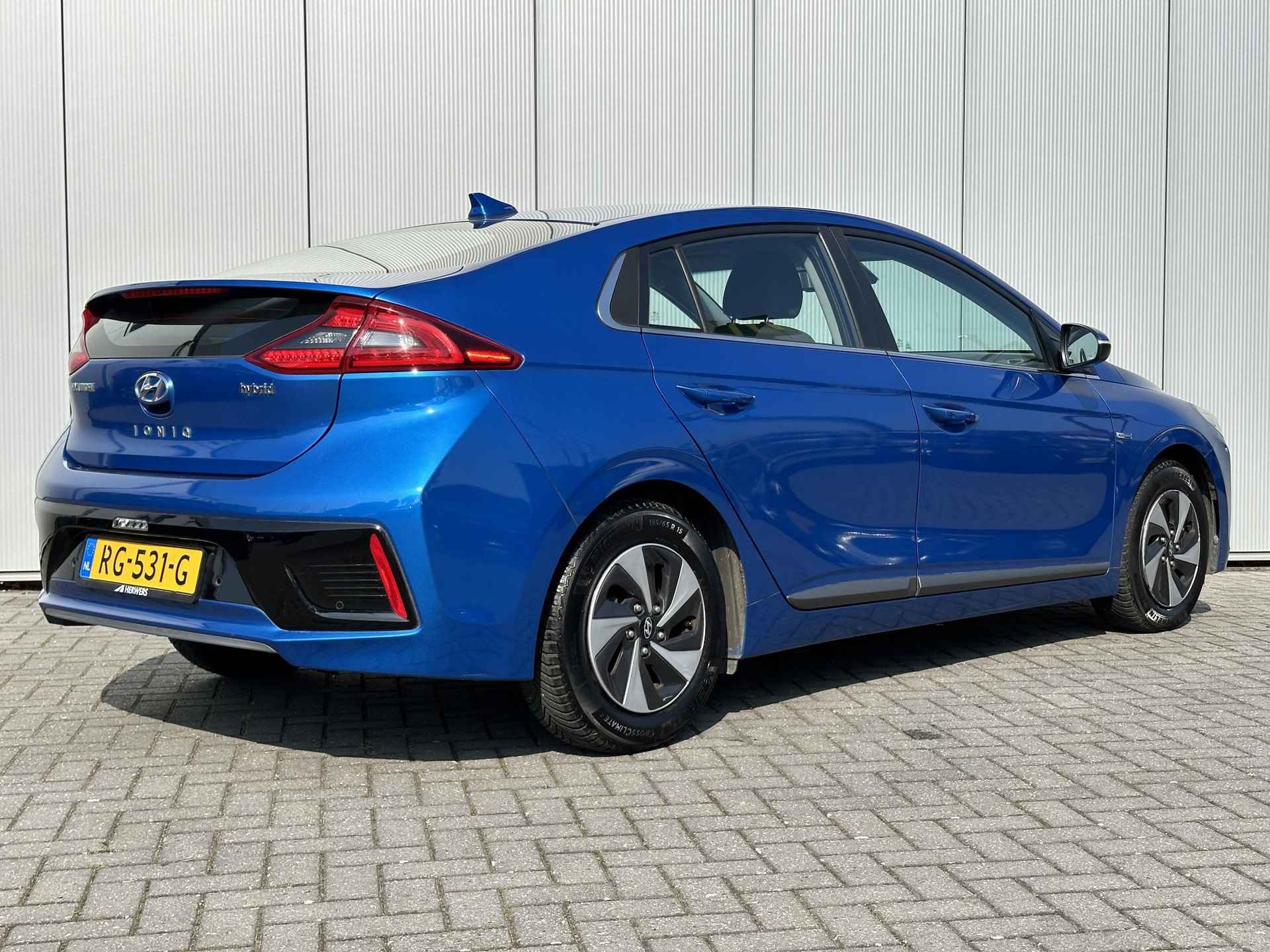 Hyundai IONIQ 1.6 GDi Comfort / Navigatie / Infinity Audio / Achteruitrijcamera / All Seasonbanden / Climate / Adaptive Cruise / 1e Eigenaar / NL Auto / - 3/47