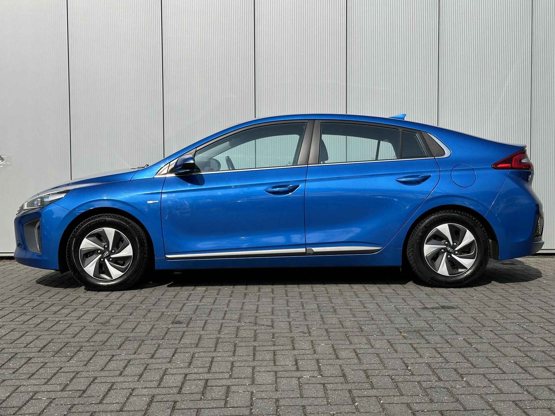 Hyundai IONIQ 1.6 GDi Comfort / Navigatie / Infinity Audio / Achteruitrijcamera / All Seasonbanden / Climate / Adaptive Cruise / 1e Eigenaar / NL Auto / - 6/47